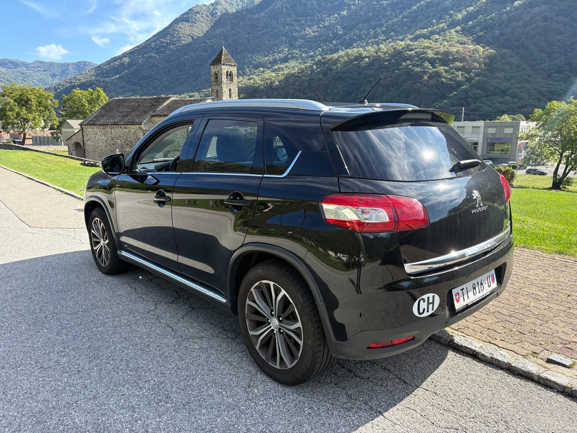 PEUGEOT 4008 1.6 HDi Allure 4WD-image-2