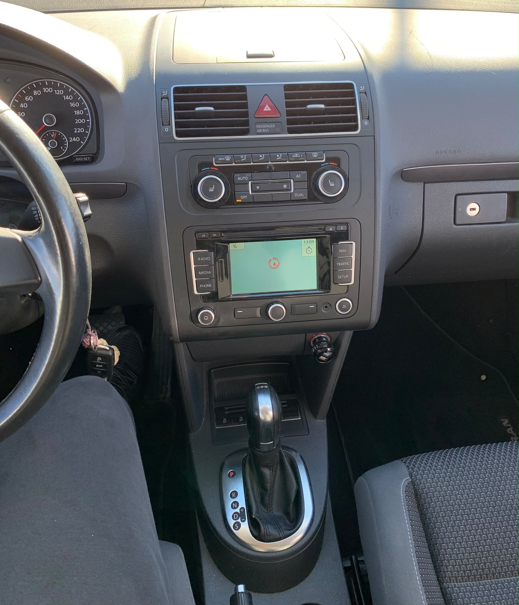 VW Touran 2.0 TDI BMT Comfortline DSG Automat (Klimatronik * Sensoren * Sitzheizung * Sensoren + Navigation * BO5)-image-10