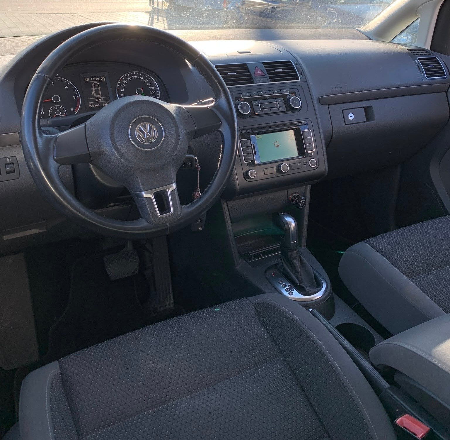 VW Touran 2.0 TDI BMT Comfortline DSG Automat (Klimatronik * Sensoren * Sitzheizung * Sensoren + Navigation * BO5)-image-13