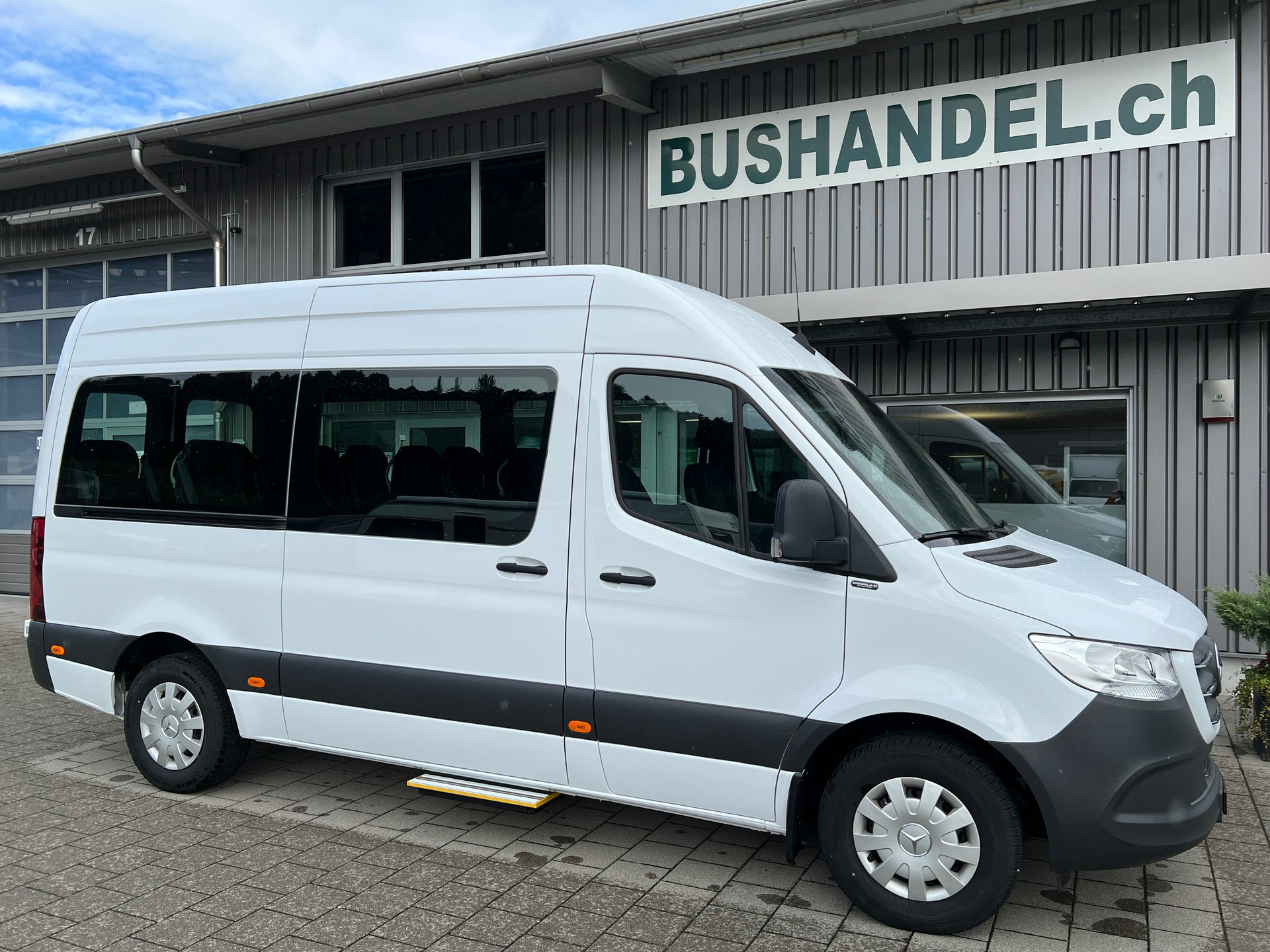 MERCEDES-BENZ Schulbus mit 22 Sitzplätze-image-0
