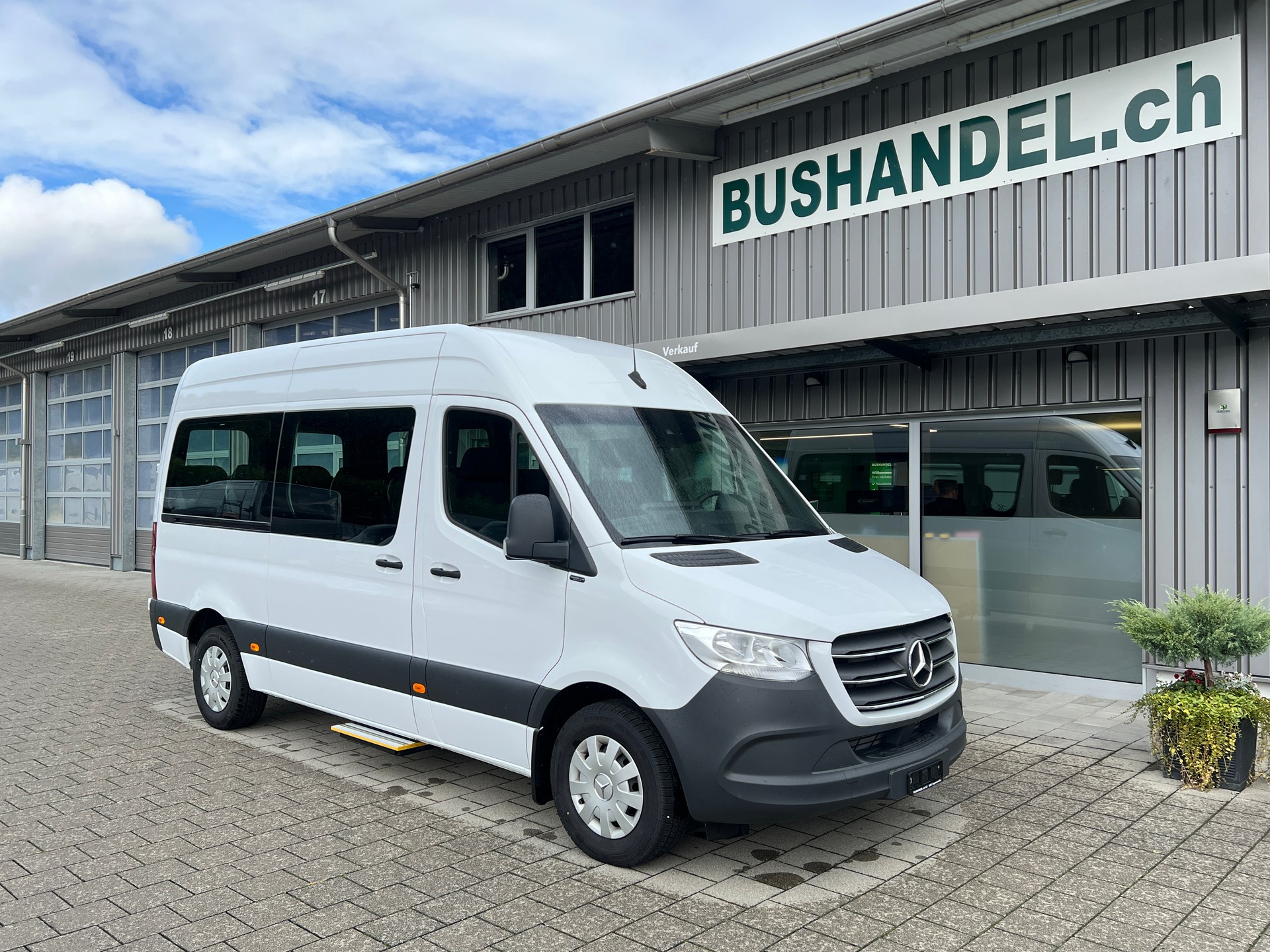 MERCEDES-BENZ Schulbus mit 22 Sitzplätze-image-1