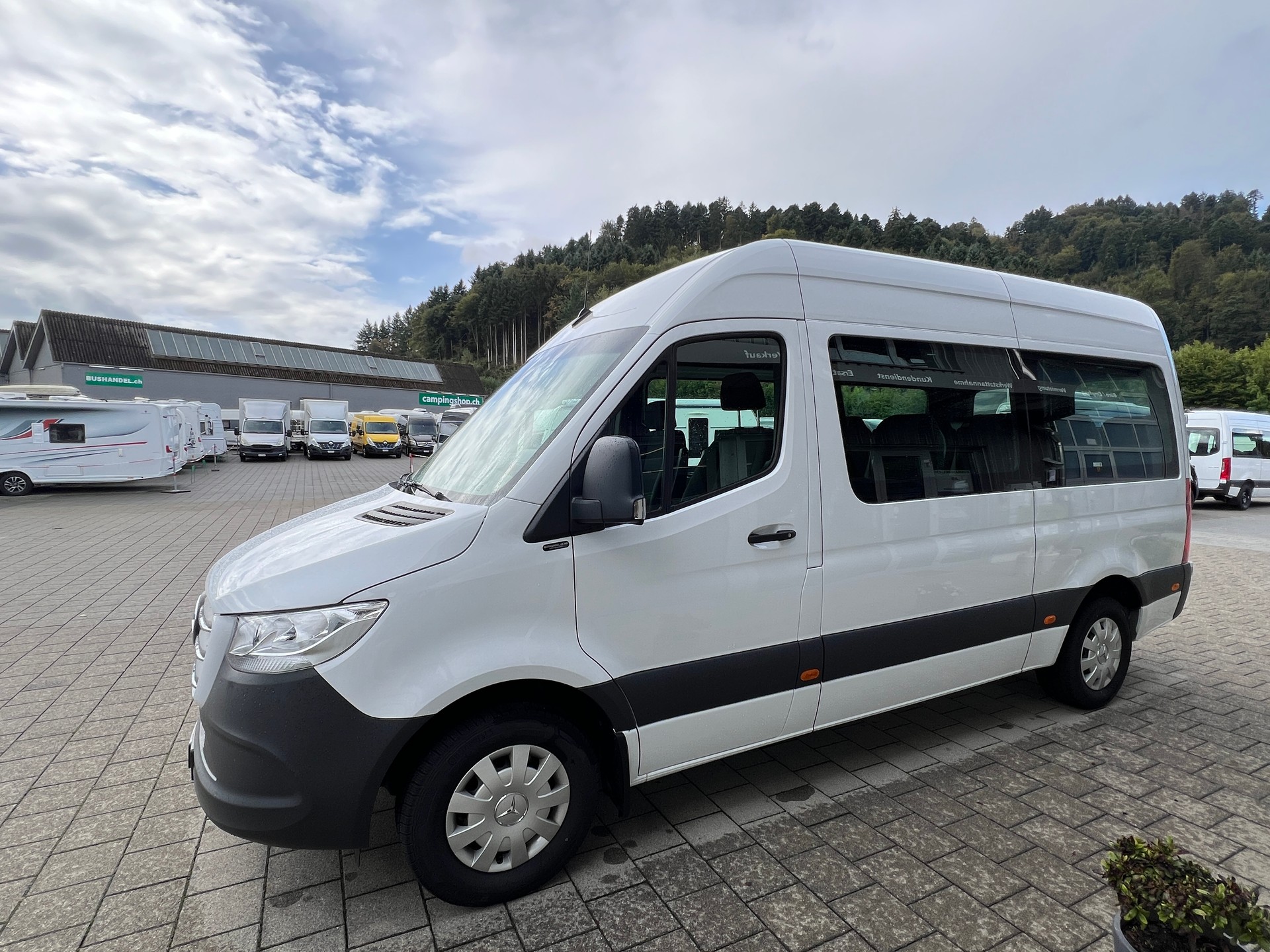 MERCEDES-BENZ Schulbus mit 22 Sitzplätze-image-2