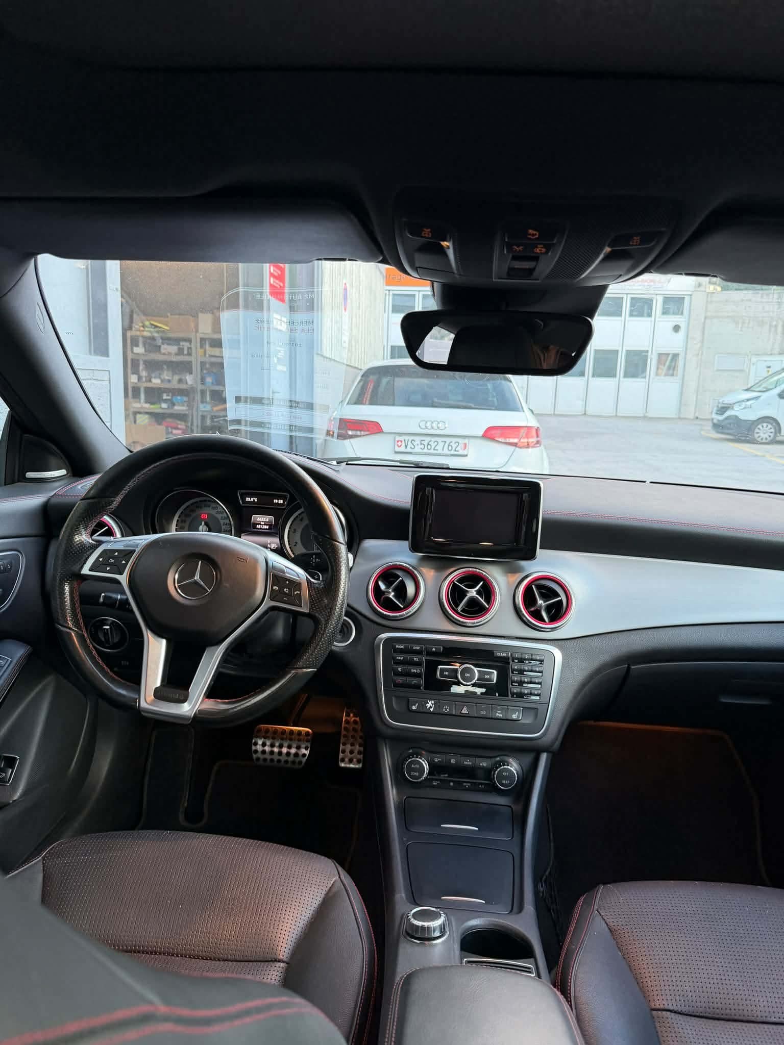 MERCEDES-BENZ CLA 250 AMG Line 7G-DCT 4Matic-image-4