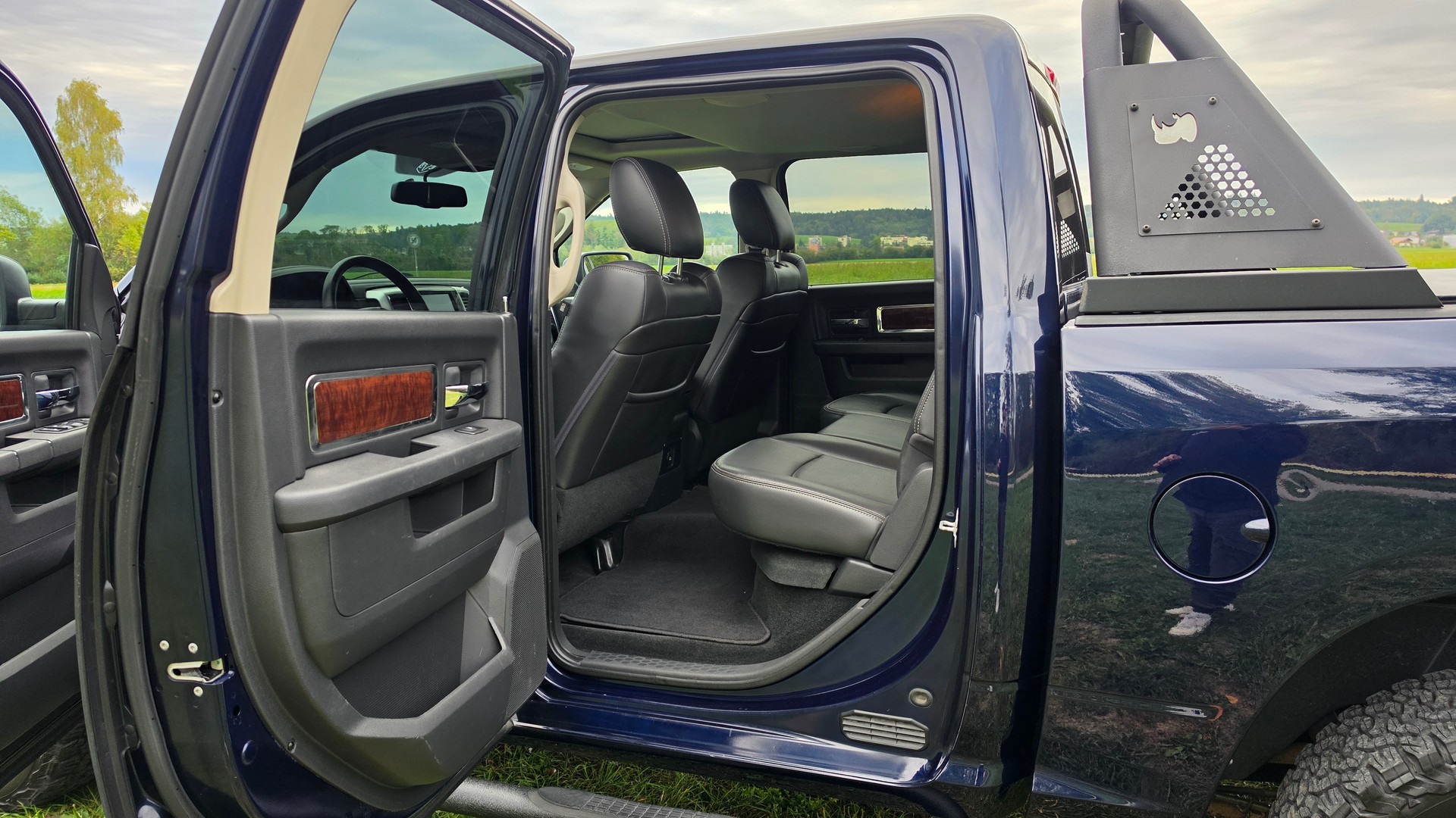 DODGE RAM 1500 5.7 V8 HEMI Crew Cab Laramie 4X4-image-24
