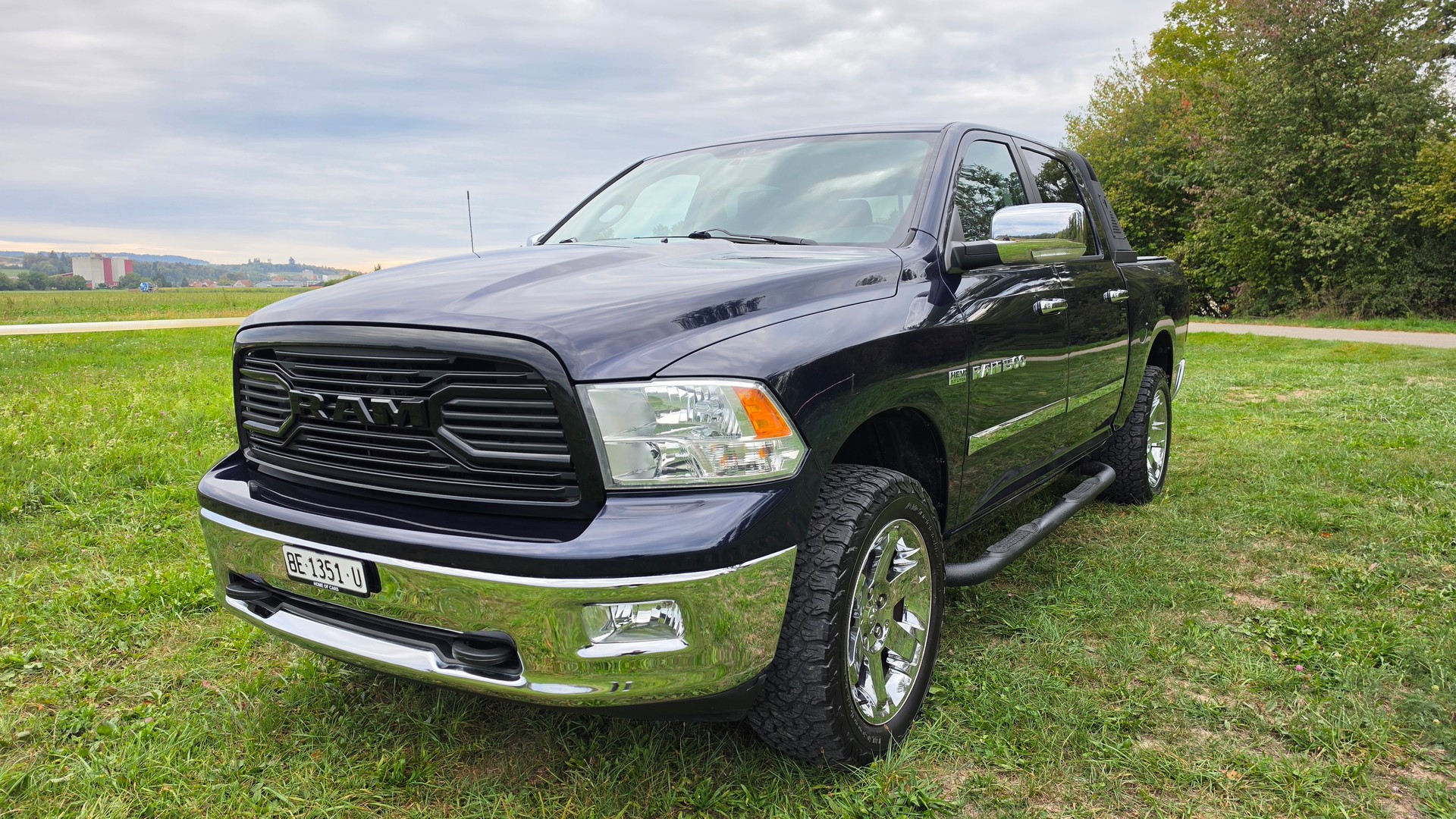 DODGE RAM 1500 5.7 V8 HEMI Crew Cab Laramie 4X4-image-1