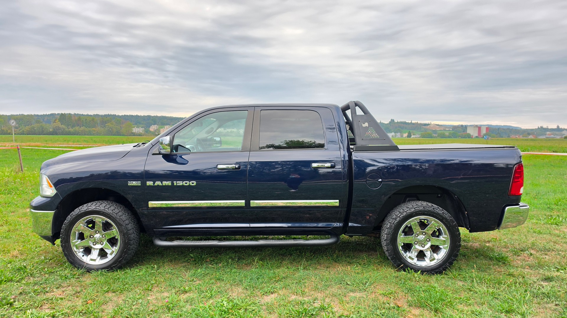 DODGE RAM 1500 5.7 V8 HEMI Crew Cab Laramie 4X4-image-5