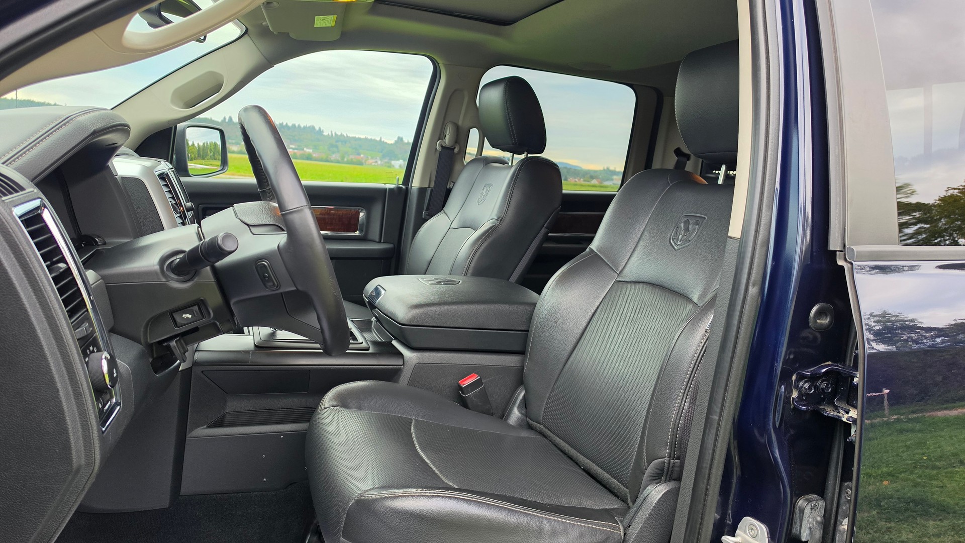 DODGE RAM 1500 5.7 V8 HEMI Crew Cab Laramie 4X4-image-23