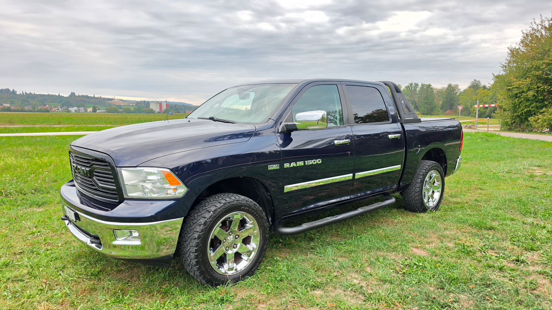 DODGE RAM 1500 5.7 V8 HEMI Crew Cab Laramie 4X4-image-3