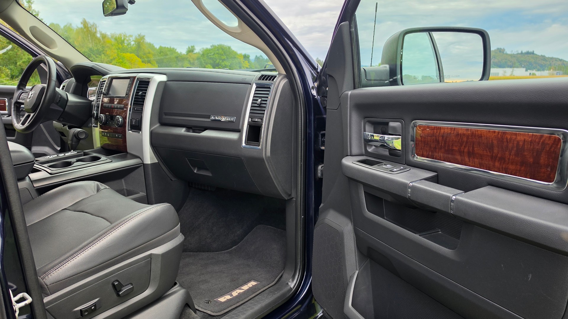 DODGE RAM 1500 5.7 V8 HEMI Crew Cab Laramie 4X4-image-27