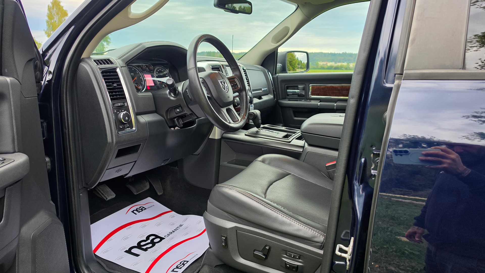 DODGE RAM 1500 5.7 V8 HEMI Crew Cab Laramie 4X4-image-22