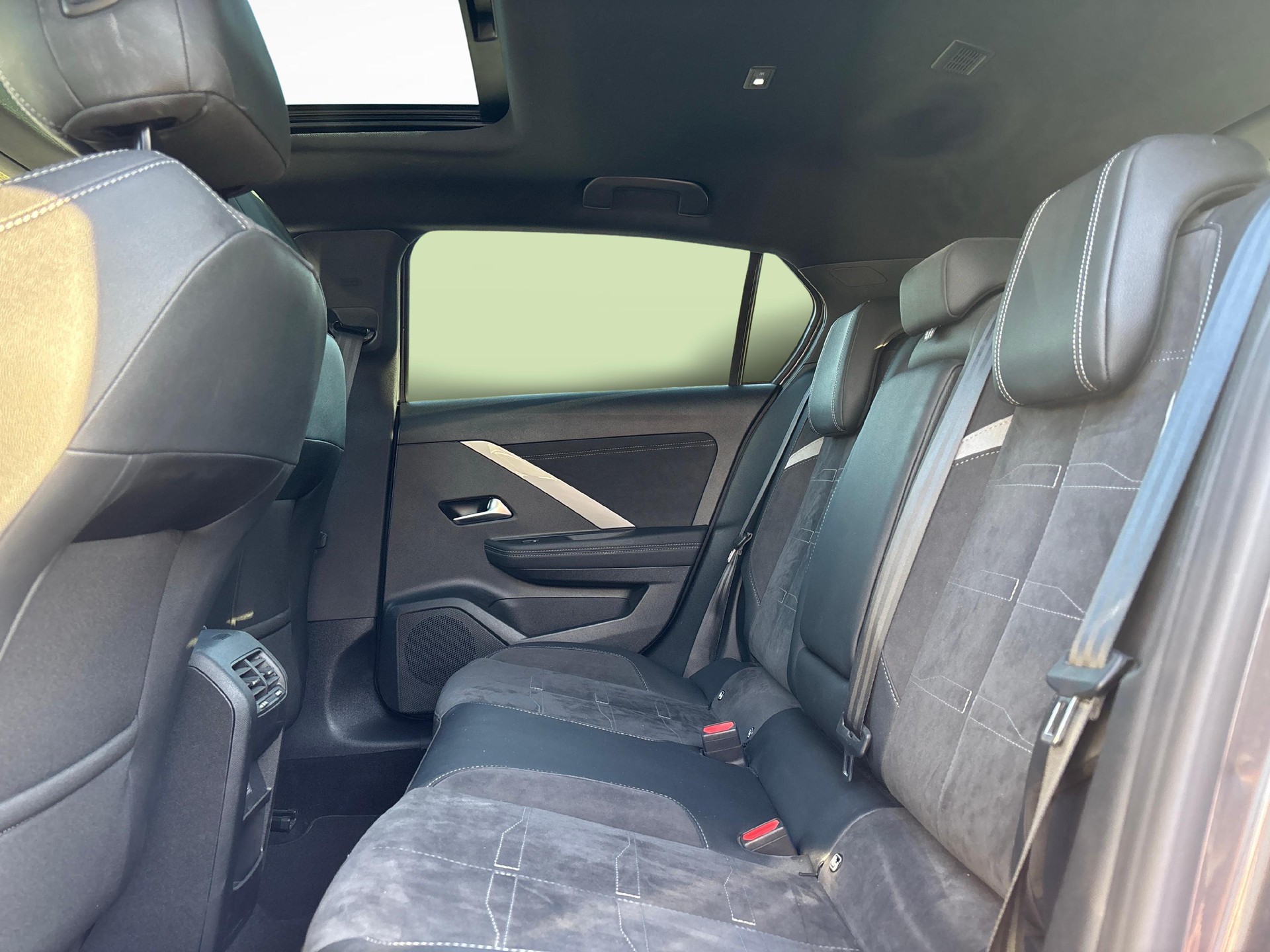OPEL Astra 1.6 T PHEV 180 Swiss Premium-image-9