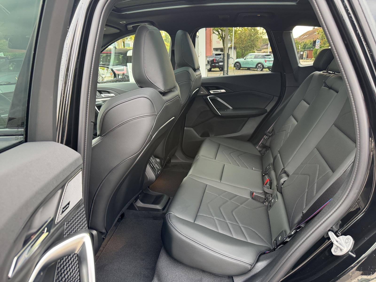 BMW iX1 xDrive 30-image-15