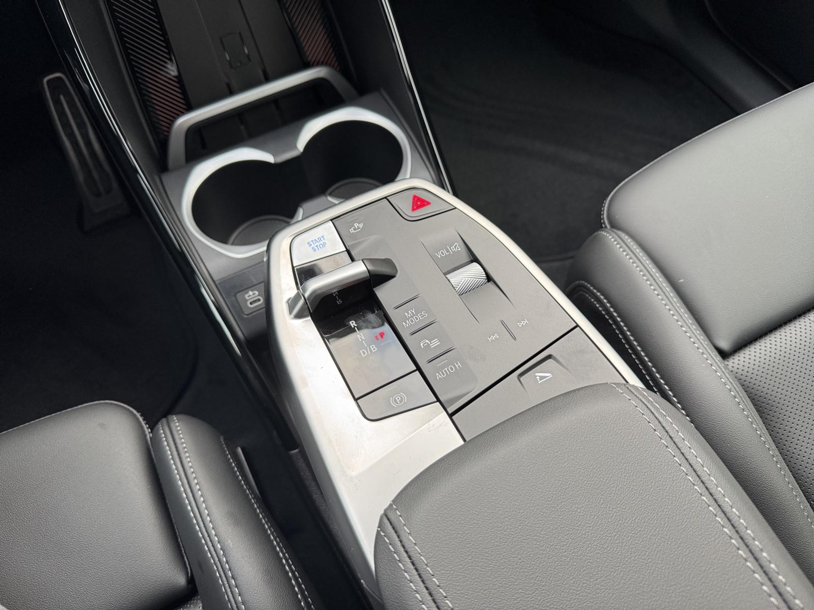 BMW iX1 xDrive 30-image-12