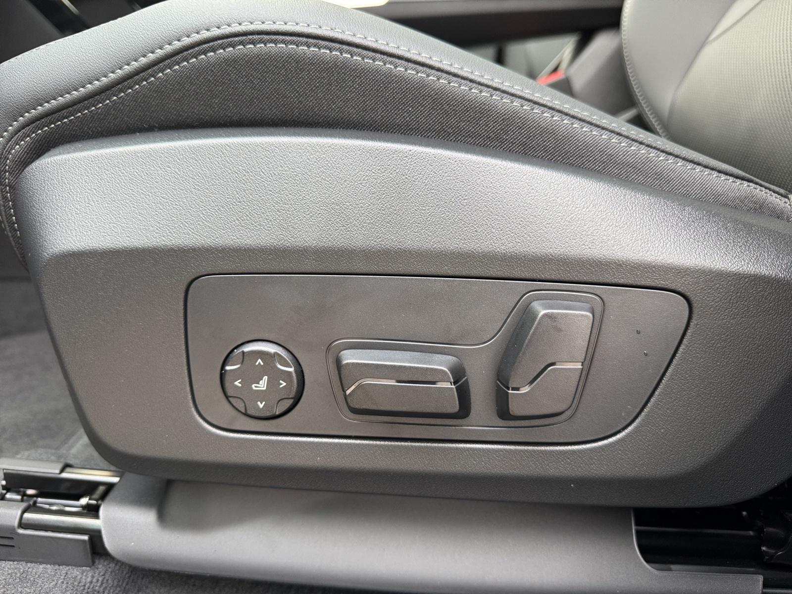 BMW iX1 xDrive 30-image-10