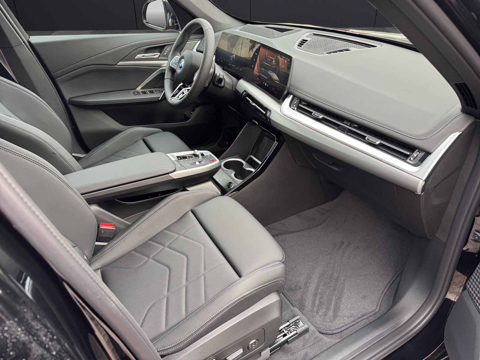 BMW iX1 xDrive 30-image-8
