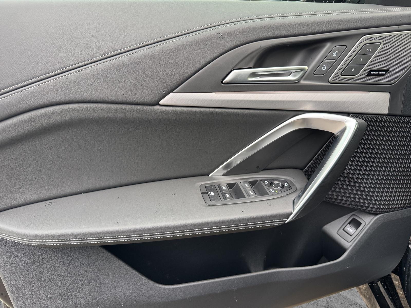 BMW iX1 xDrive 30-image-9