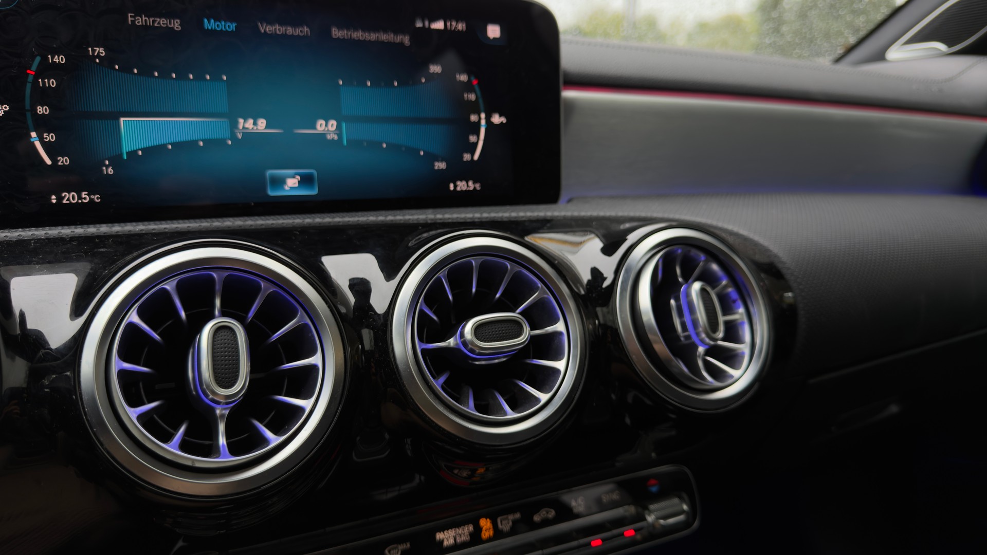 MERCEDES-BENZ A 200 AMG Line 7G-DCT-image-11