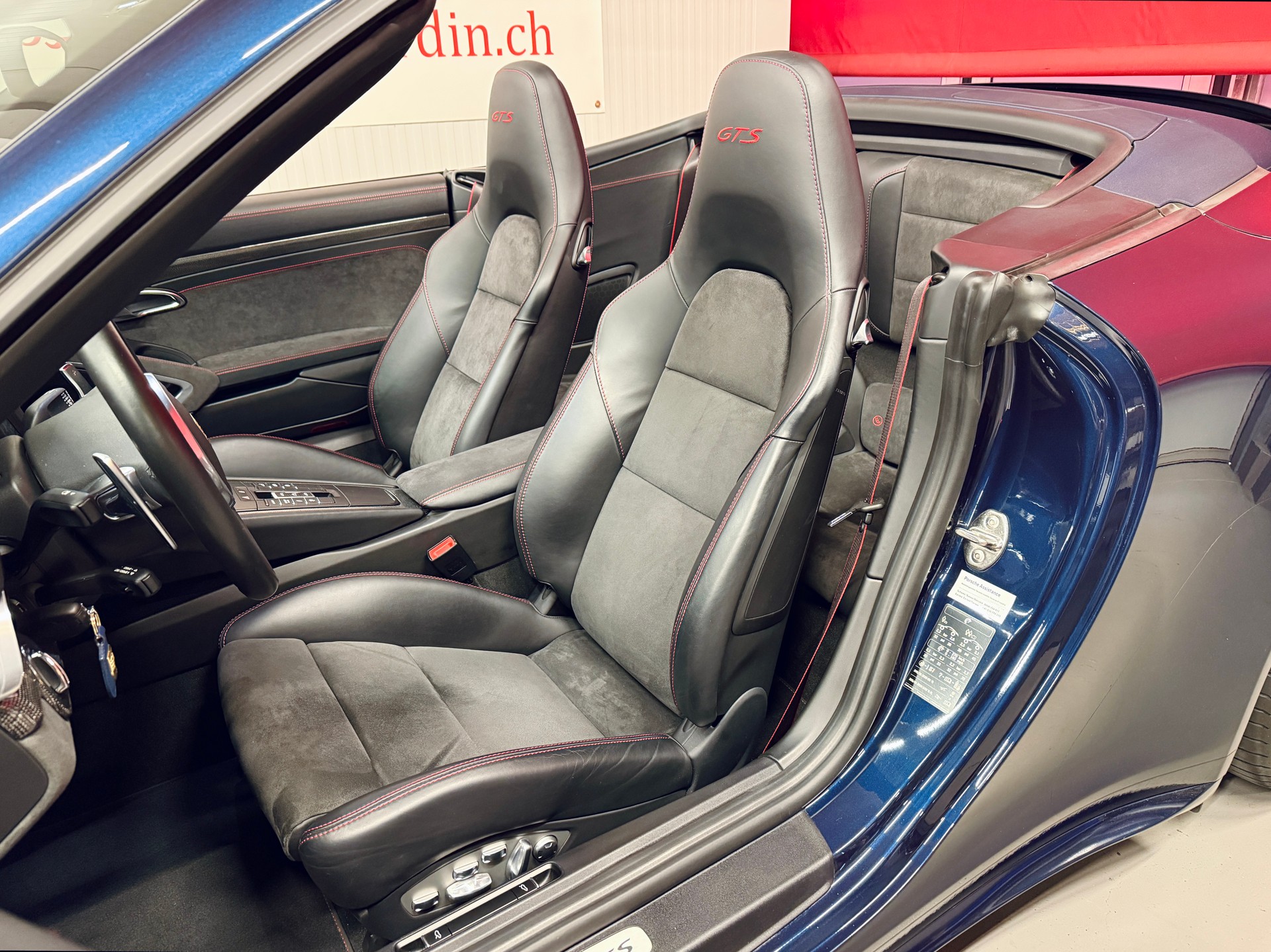 PORSCHE 911 Cabrio Carrera 4 GTS PDK „M5X Dunkelblau metallic“ & Alcantara GTS Interieur-image-5