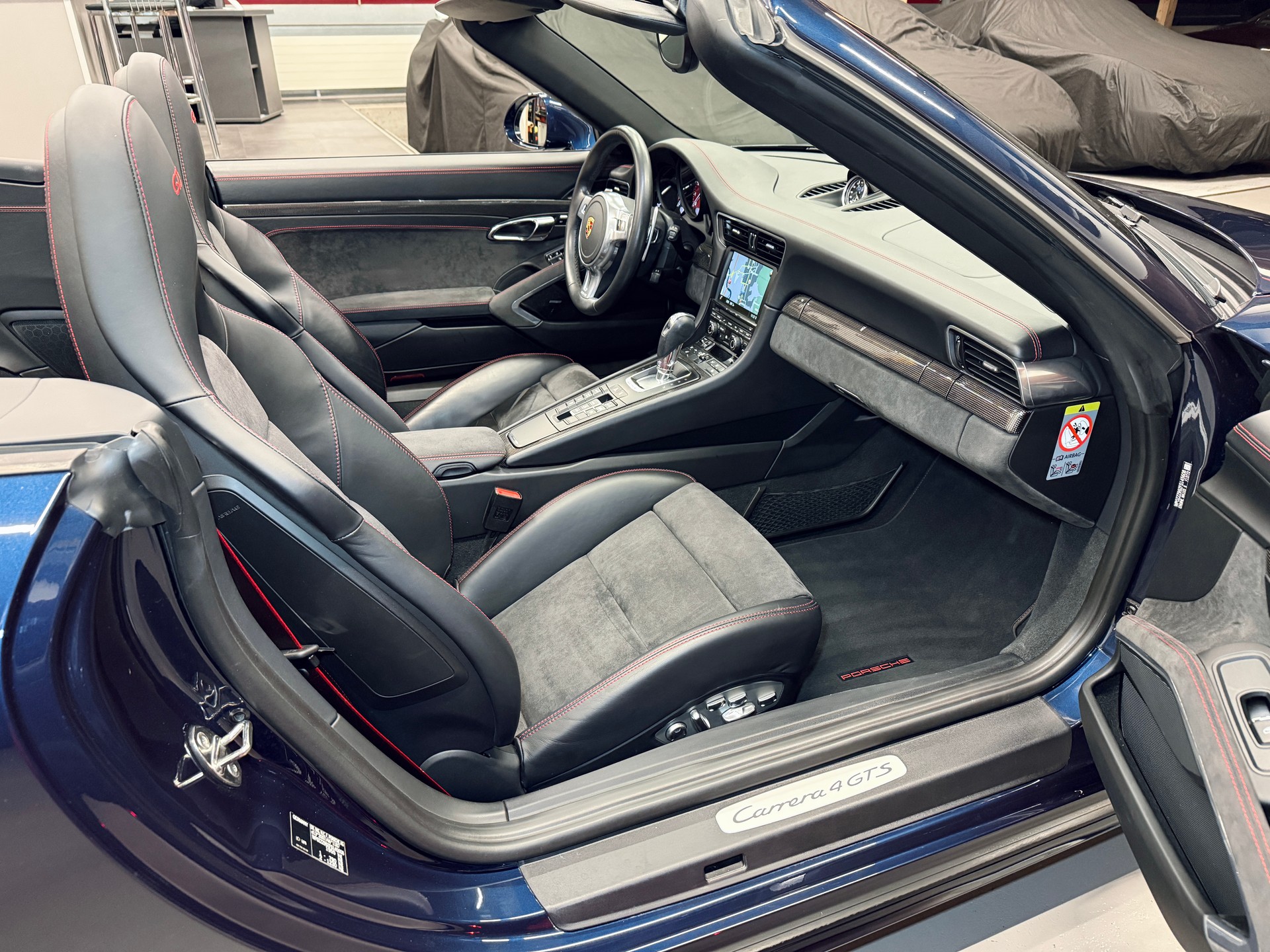 PORSCHE 911 Cabrio Carrera 4 GTS PDK „M5X Dunkelblau metallic“ & Alcantara GTS Interieur-image-14