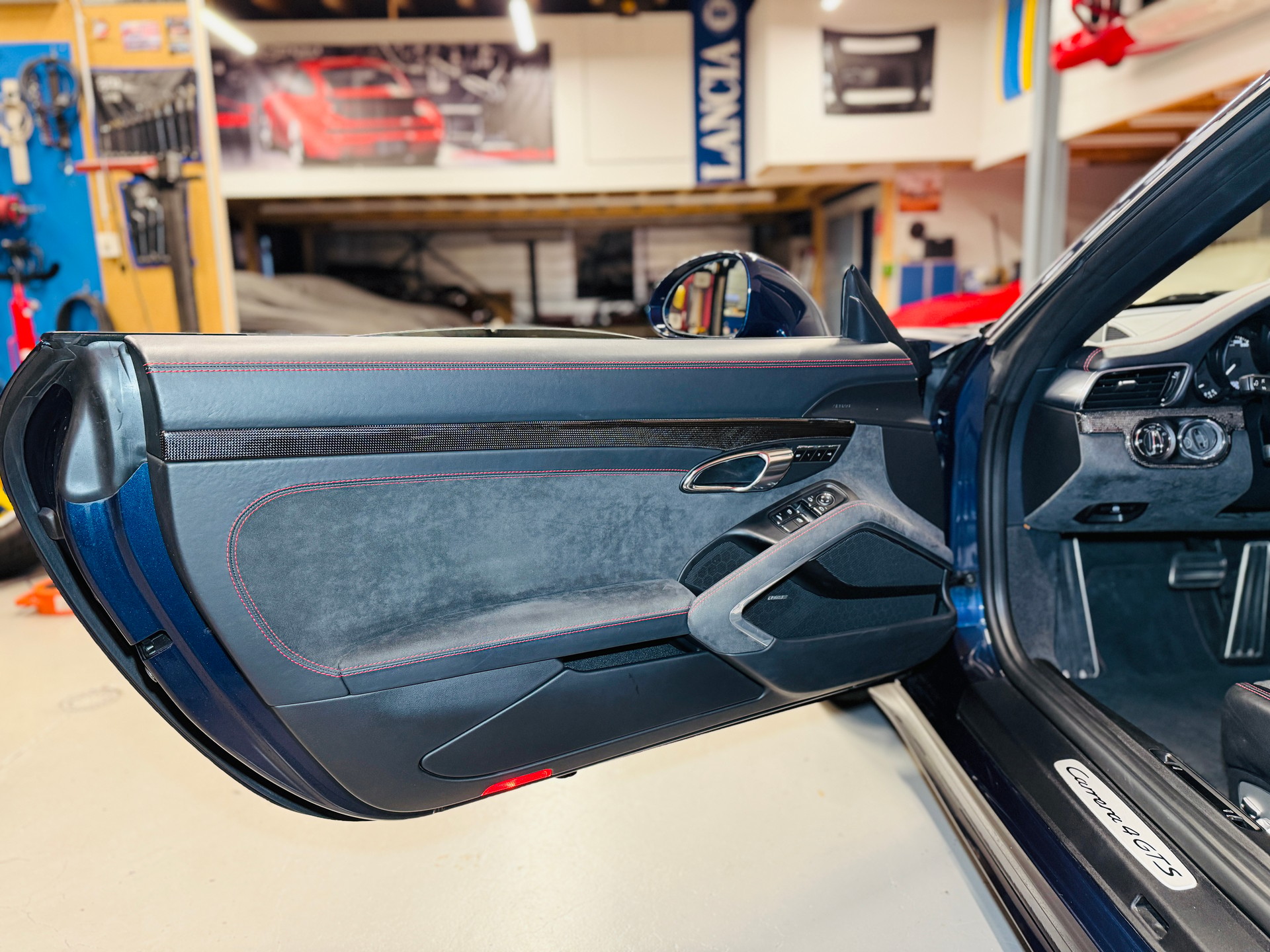 PORSCHE 911 Cabrio Carrera 4 GTS PDK „M5X Dunkelblau metallic“ & Alcantara GTS Interieur-image-8