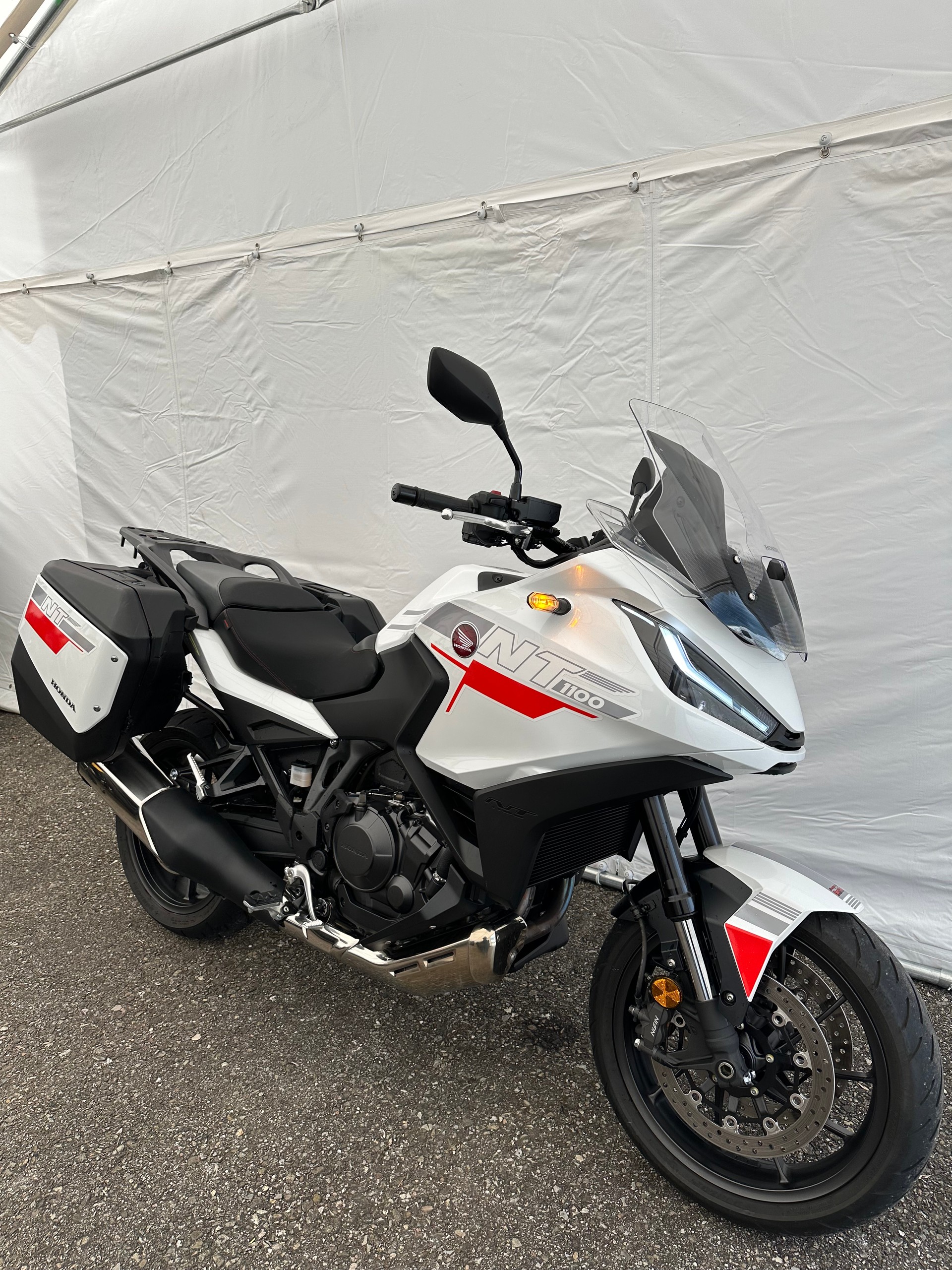 HONDA NT 1100-showroom-element-1