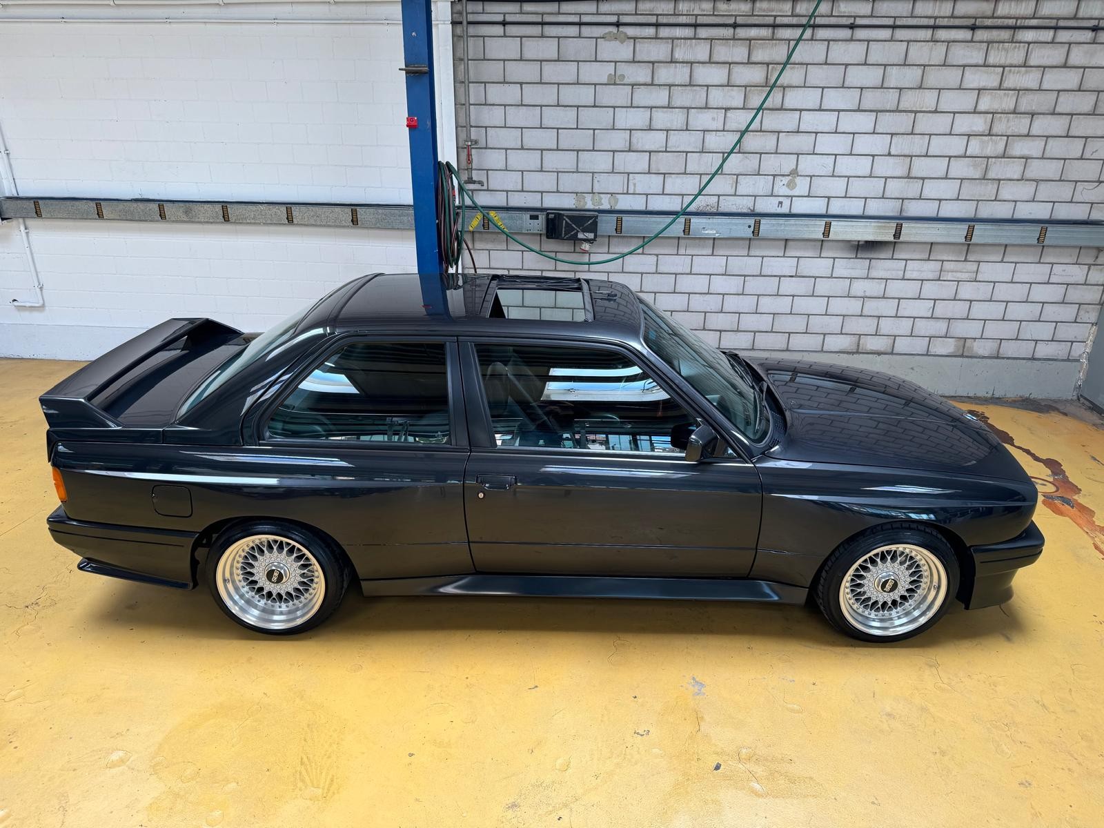 BMW M3-image-2