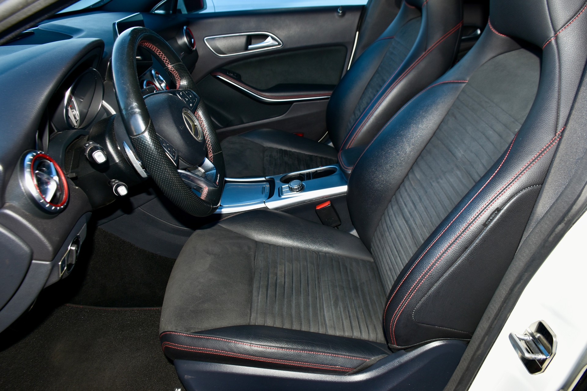 MERCEDES-BENZ CLA Shooting Brake 250 AMG Line 7G-DCT 4Matic-image-4