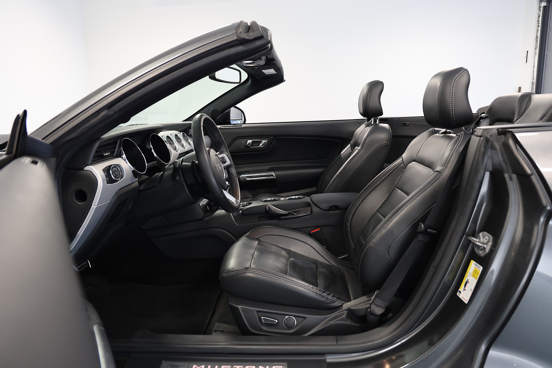 FORD MUSTANG Convertible-image-6