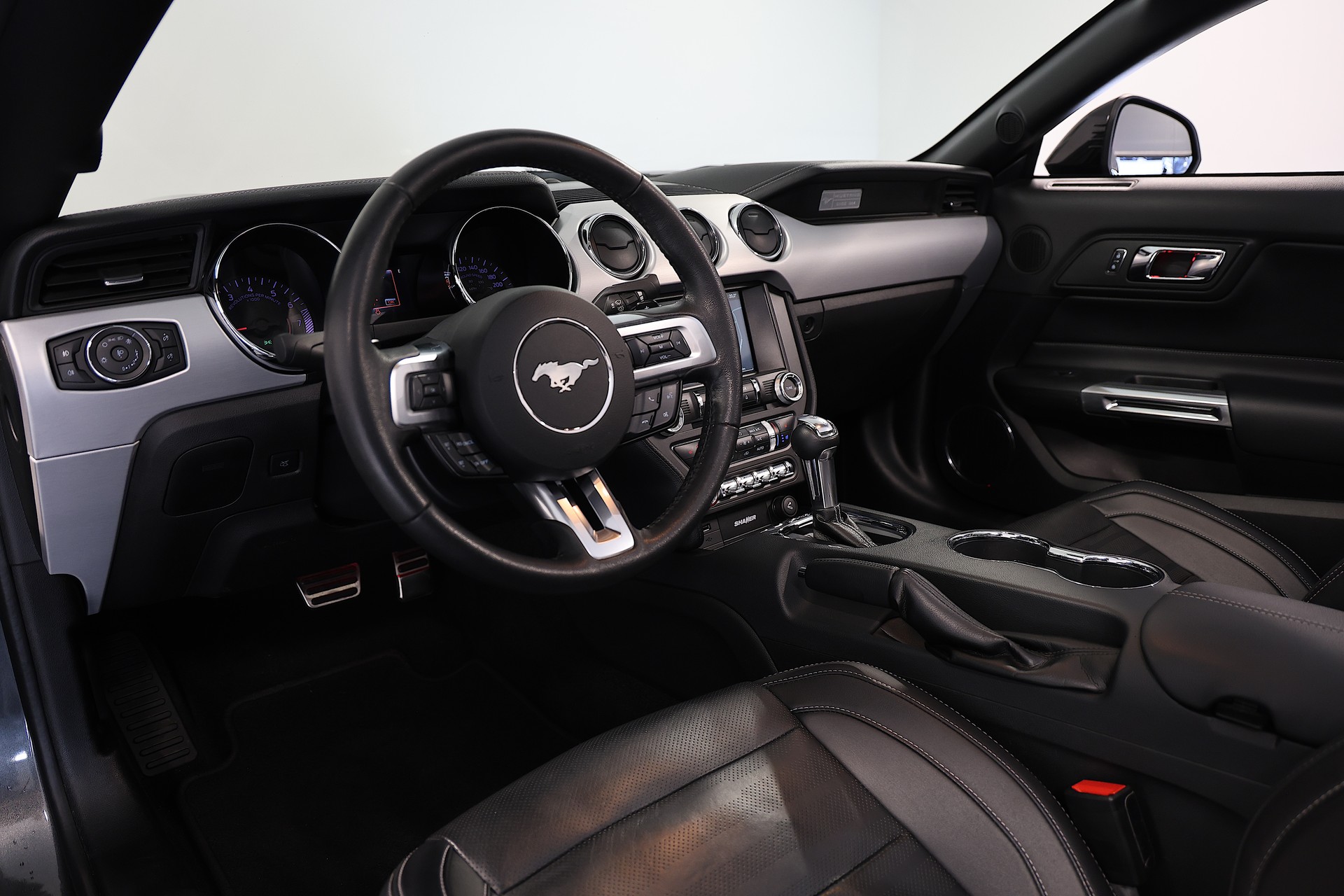 FORD MUSTANG Convertible-image-8