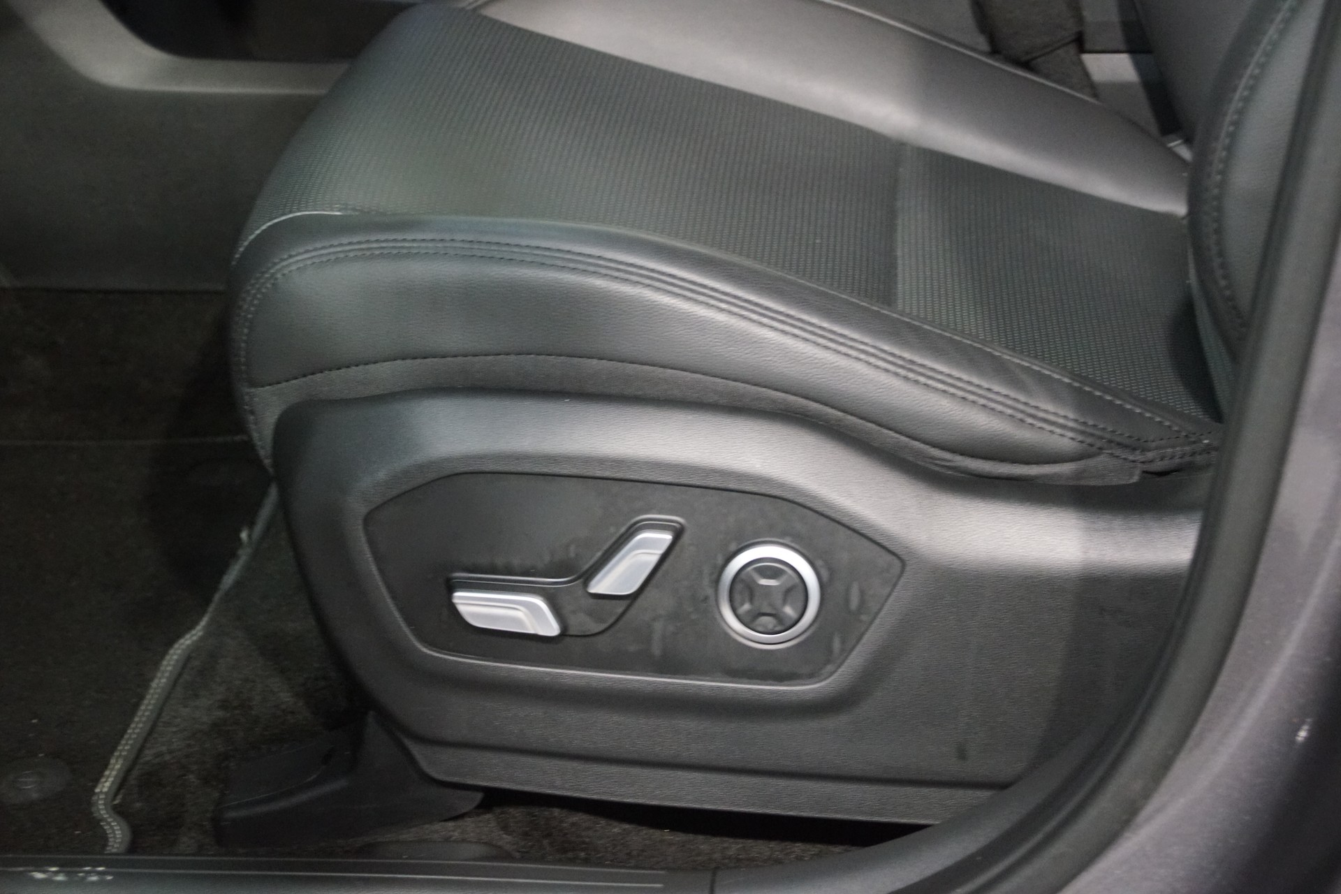 HYUNDAI Santa Fe 1.6 T-GDi HEV Vertex *swiss* 4WD Automatic-image-13