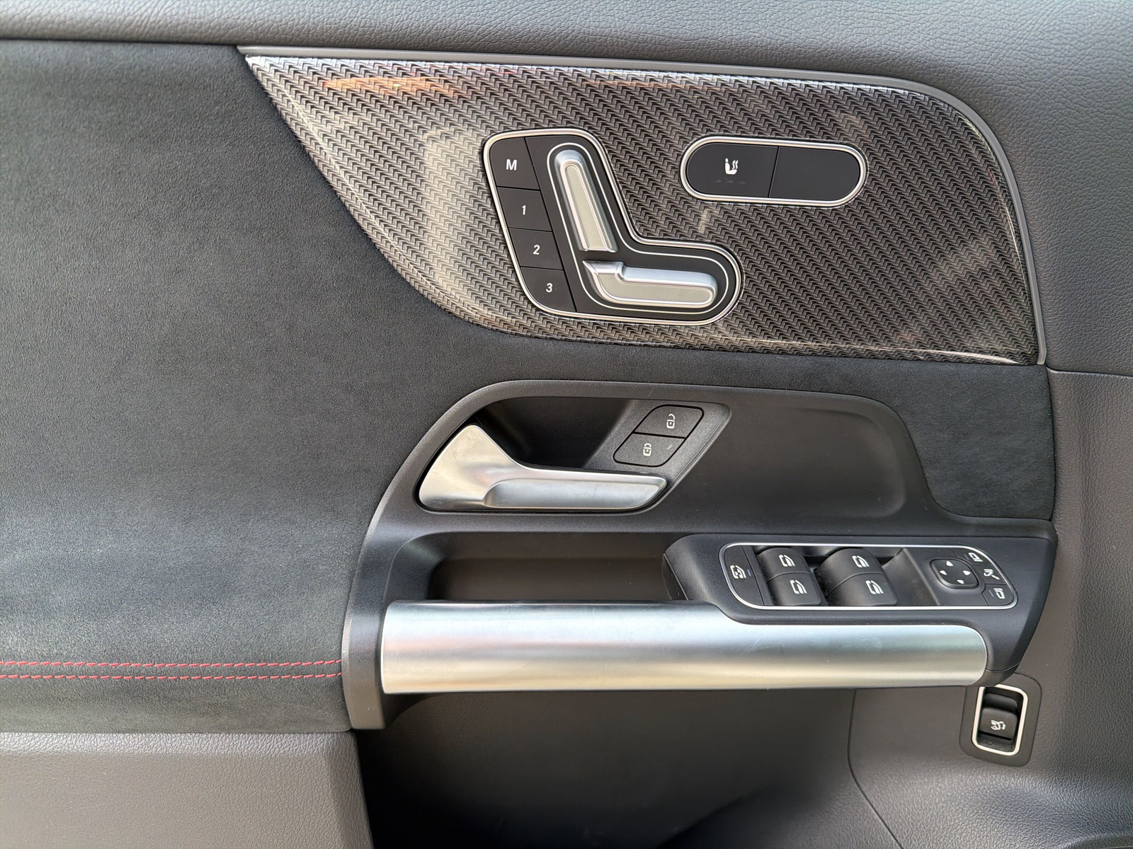 MERCEDES-BENZ GLA 250 4Matic 8G-DCT-image-11