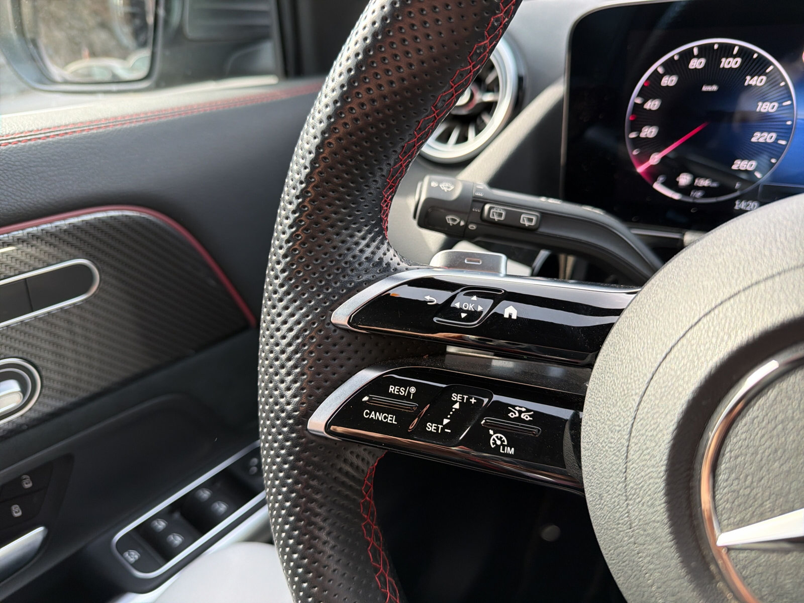 MERCEDES-BENZ GLA 250 4Matic 8G-DCT-image-24