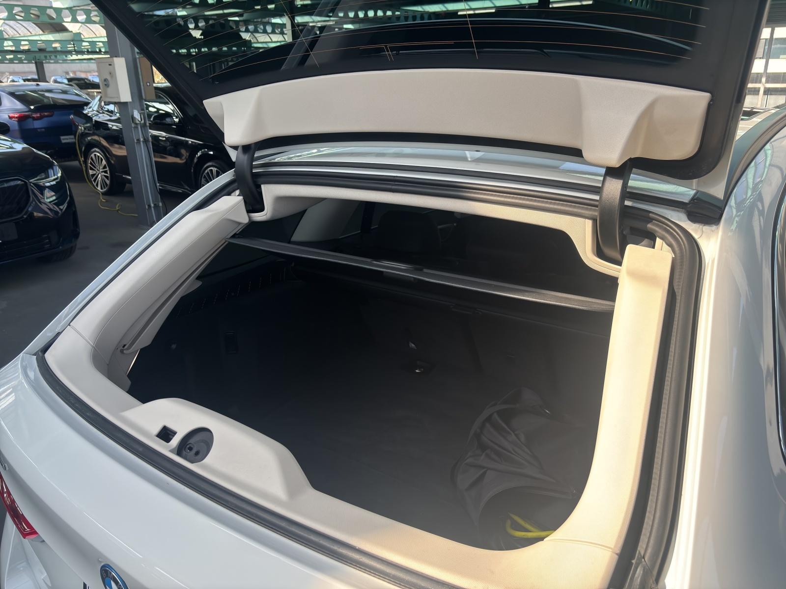 BMW 530e xDrive Touring-image-19