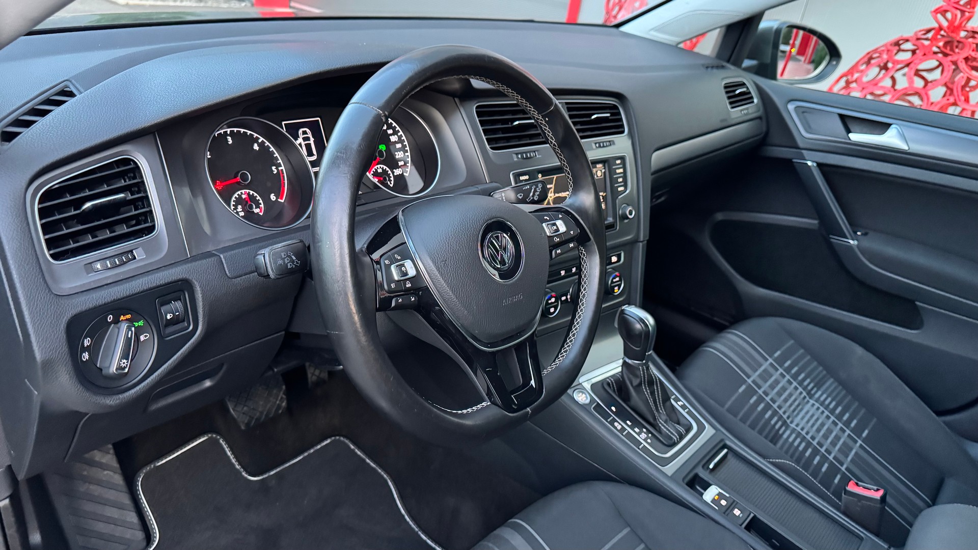 VW Golf 2.0 TDI Lounge DSG-image-9