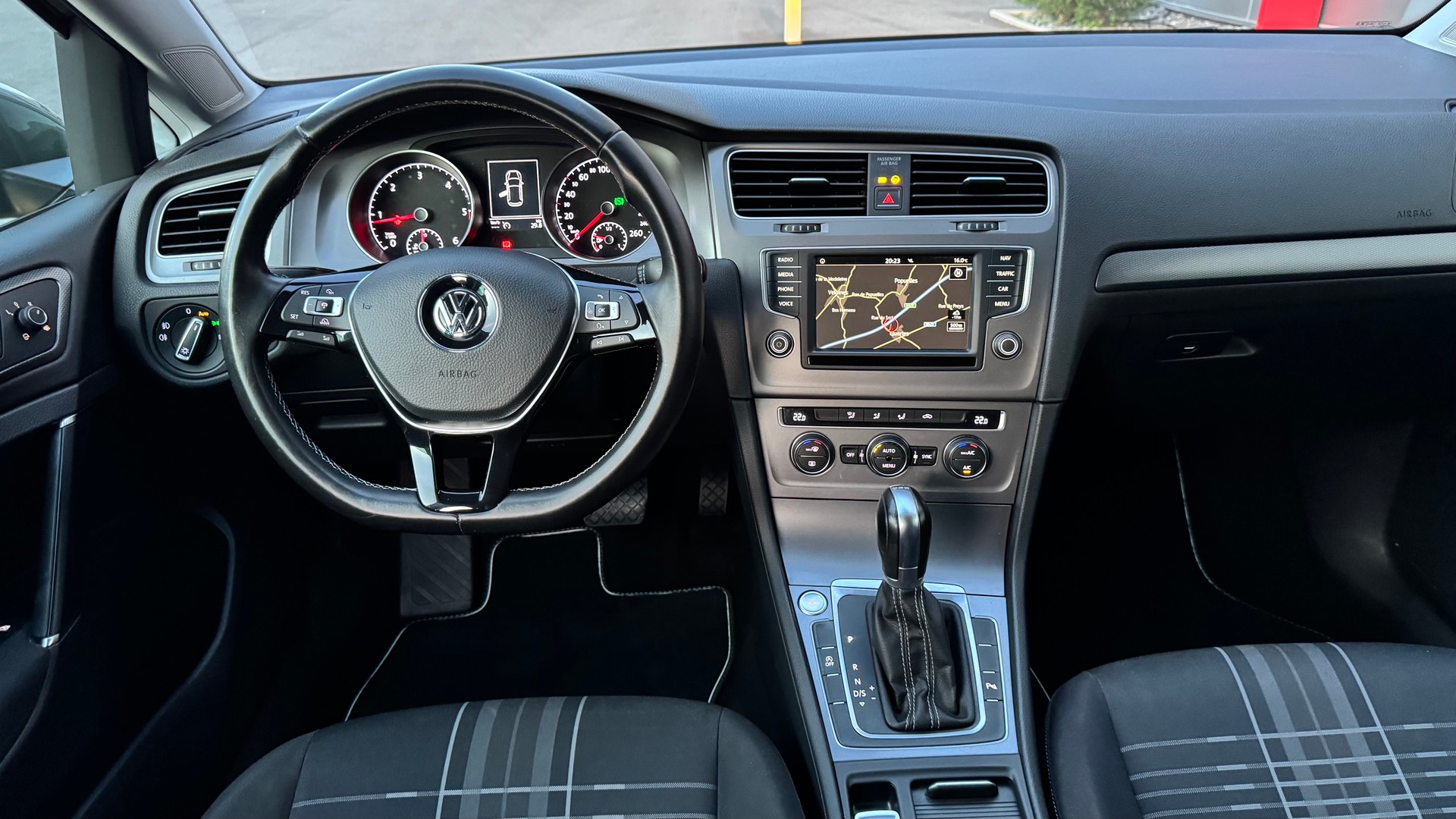 VW Golf 2.0 TDI Lounge DSG-image-11