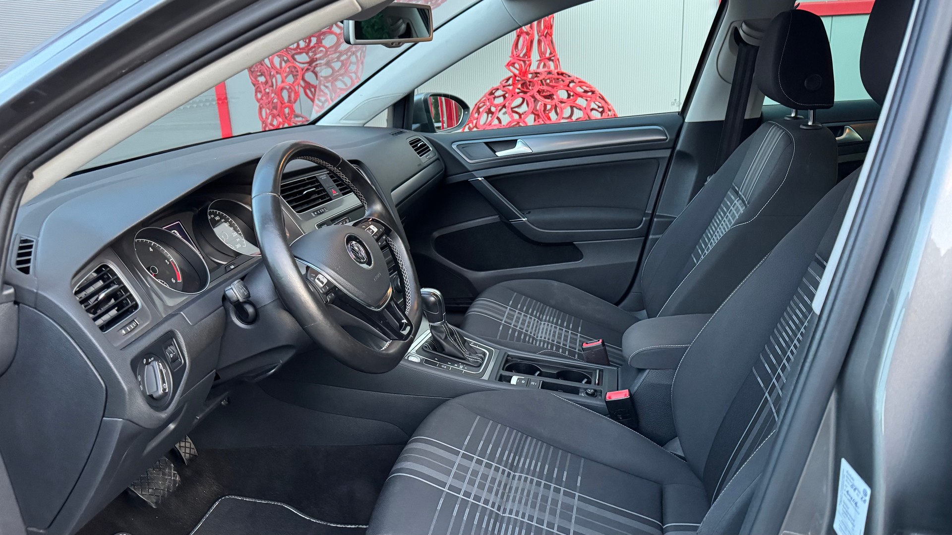 VW Golf 2.0 TDI Lounge DSG-image-16
