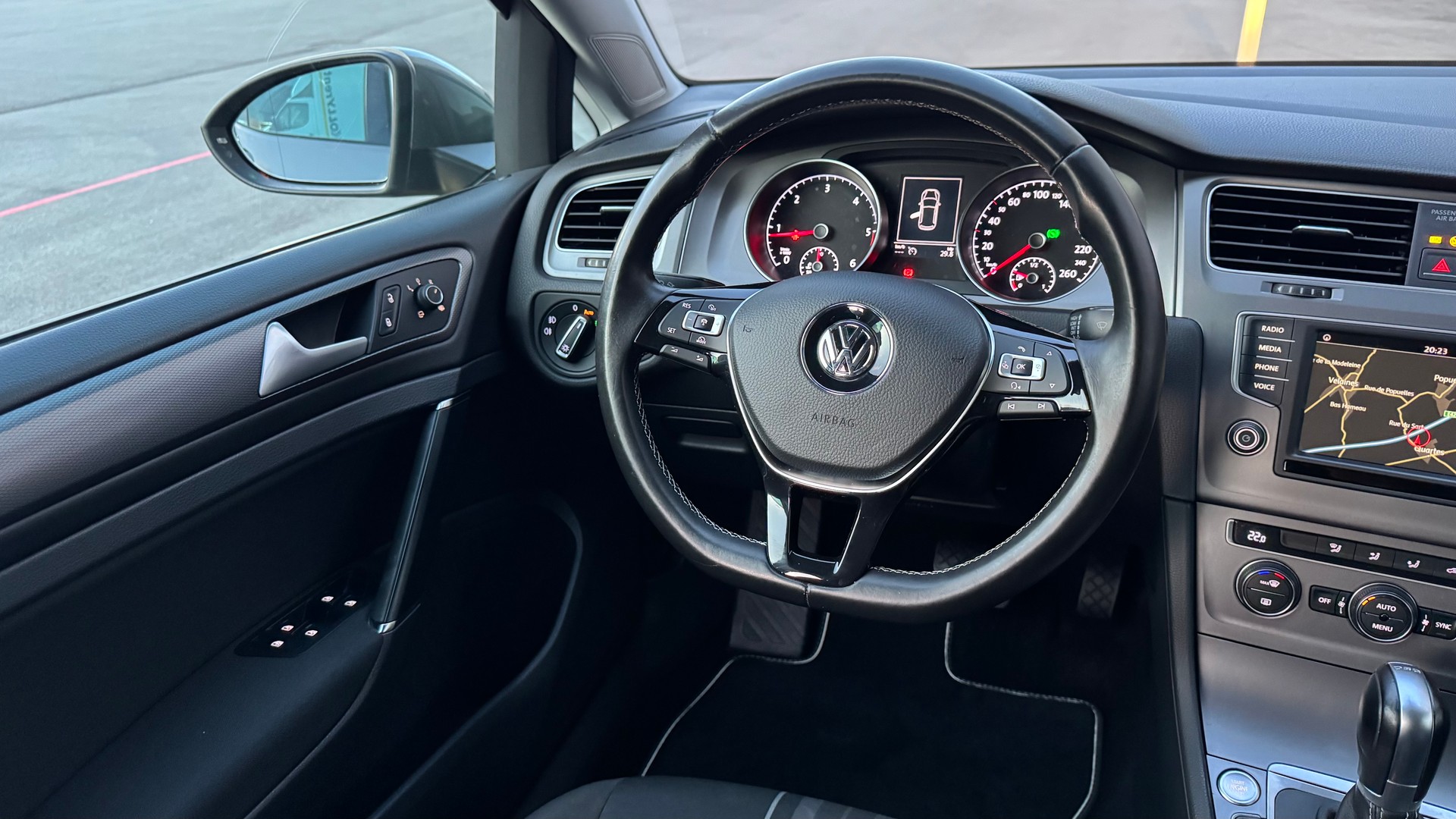 VW Golf 2.0 TDI Lounge DSG-image-12