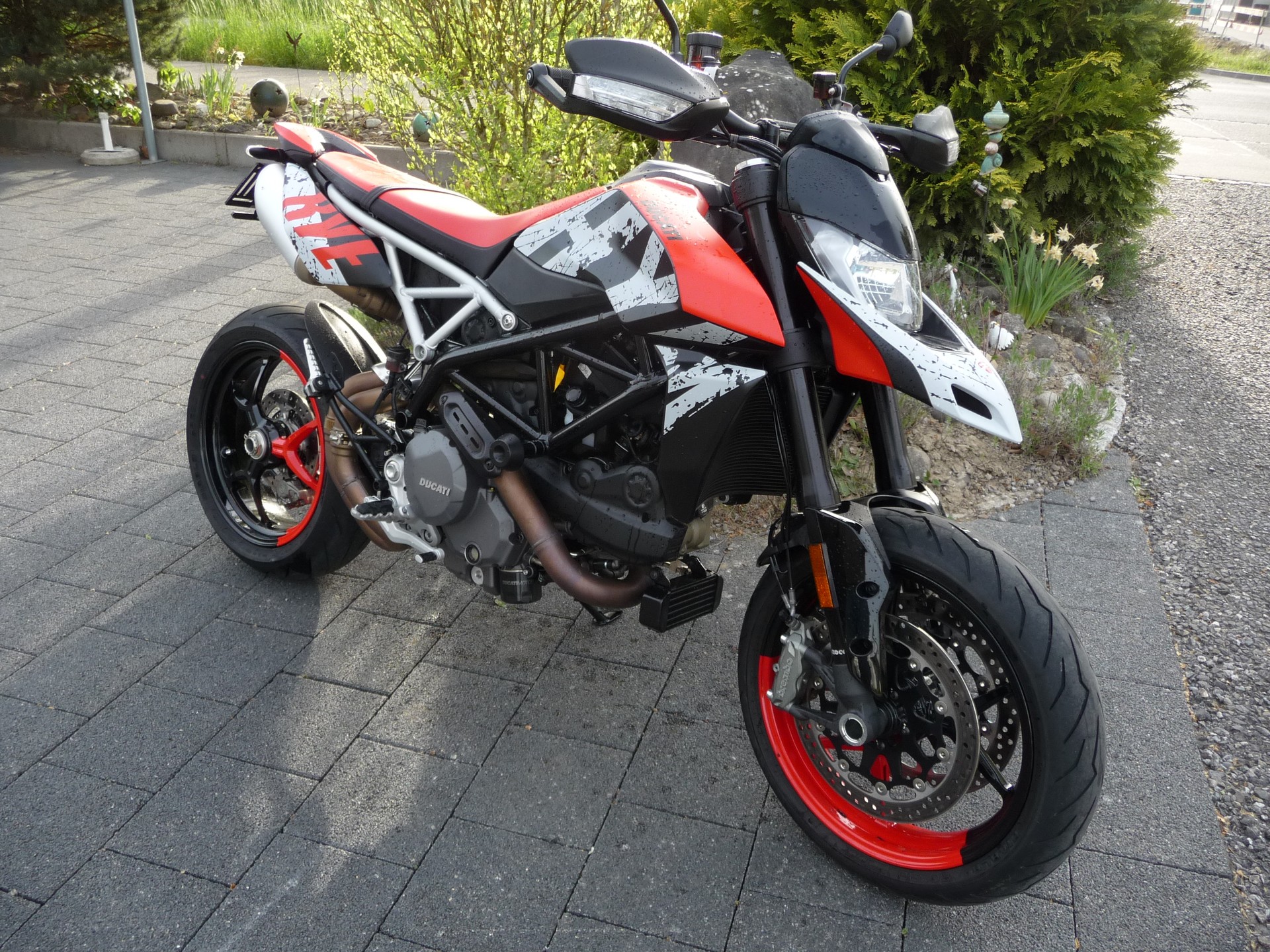 DUCATI Hypermotard 950 RVE-showroom-element-1