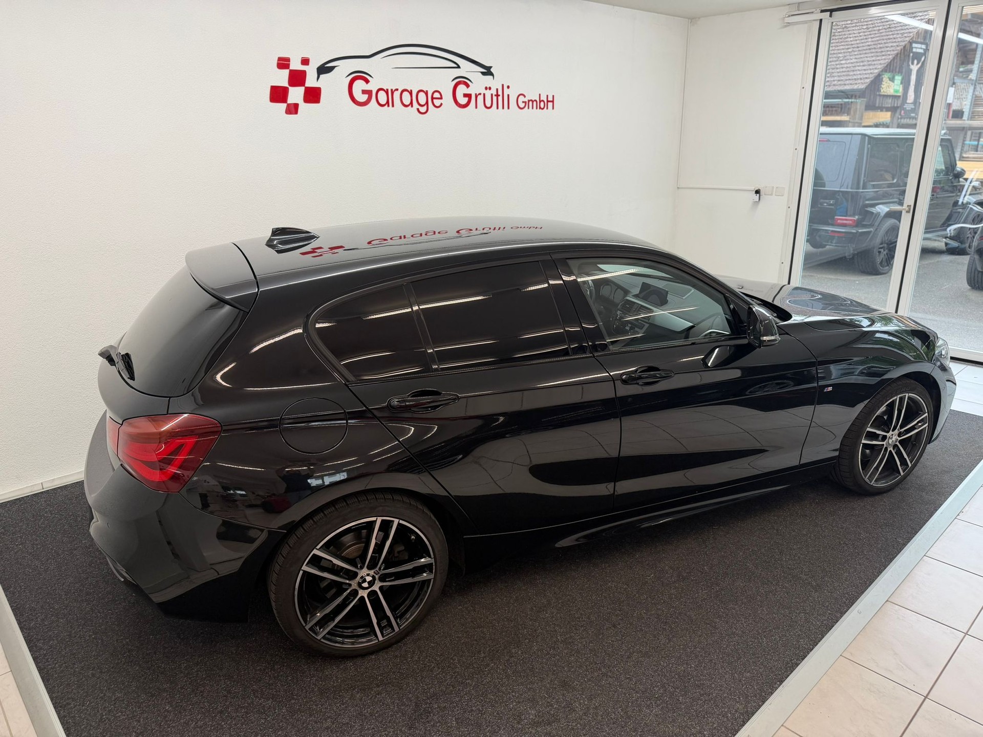 BMW 120d xDrive Edition M Sport Steptronic-showroom-element-3