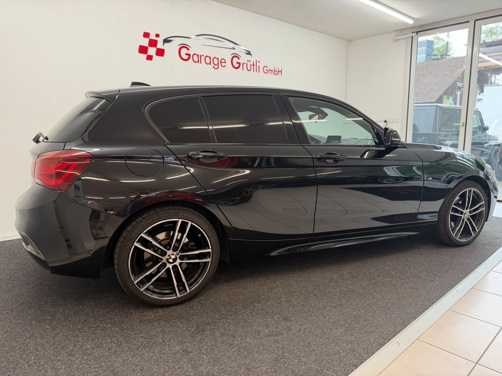 BMW 120d xDrive Edition M Sport Steptronic-showroom-element-2