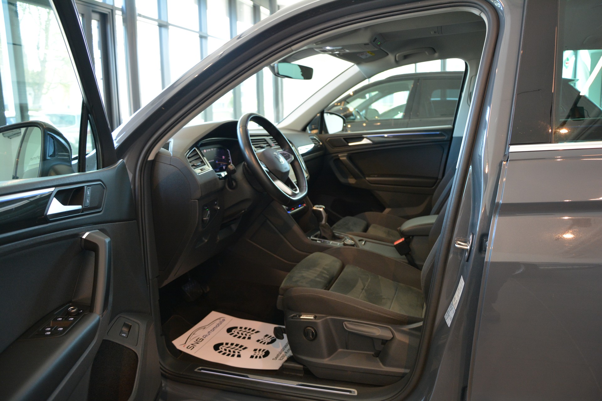 VW Tiguan 2.0TSI Elegance 4Motion DSG-image-8