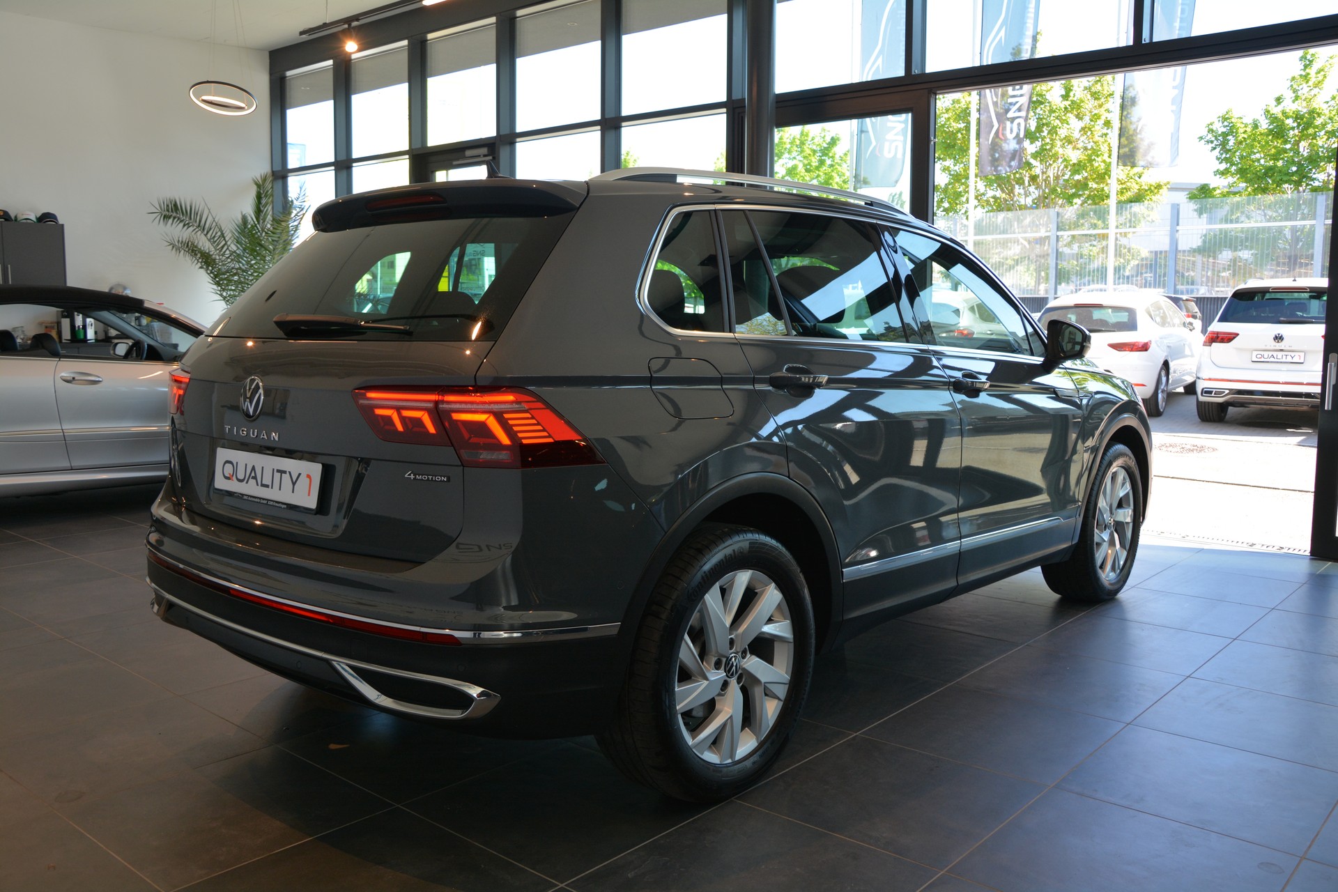 VW Tiguan 2.0TSI Elegance 4Motion DSG-image-5