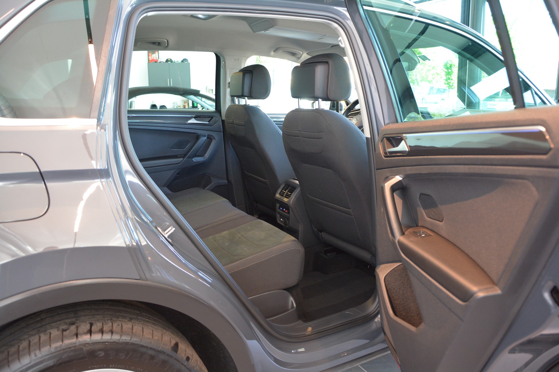 VW Tiguan 2.0TSI Elegance 4Motion DSG-image-13