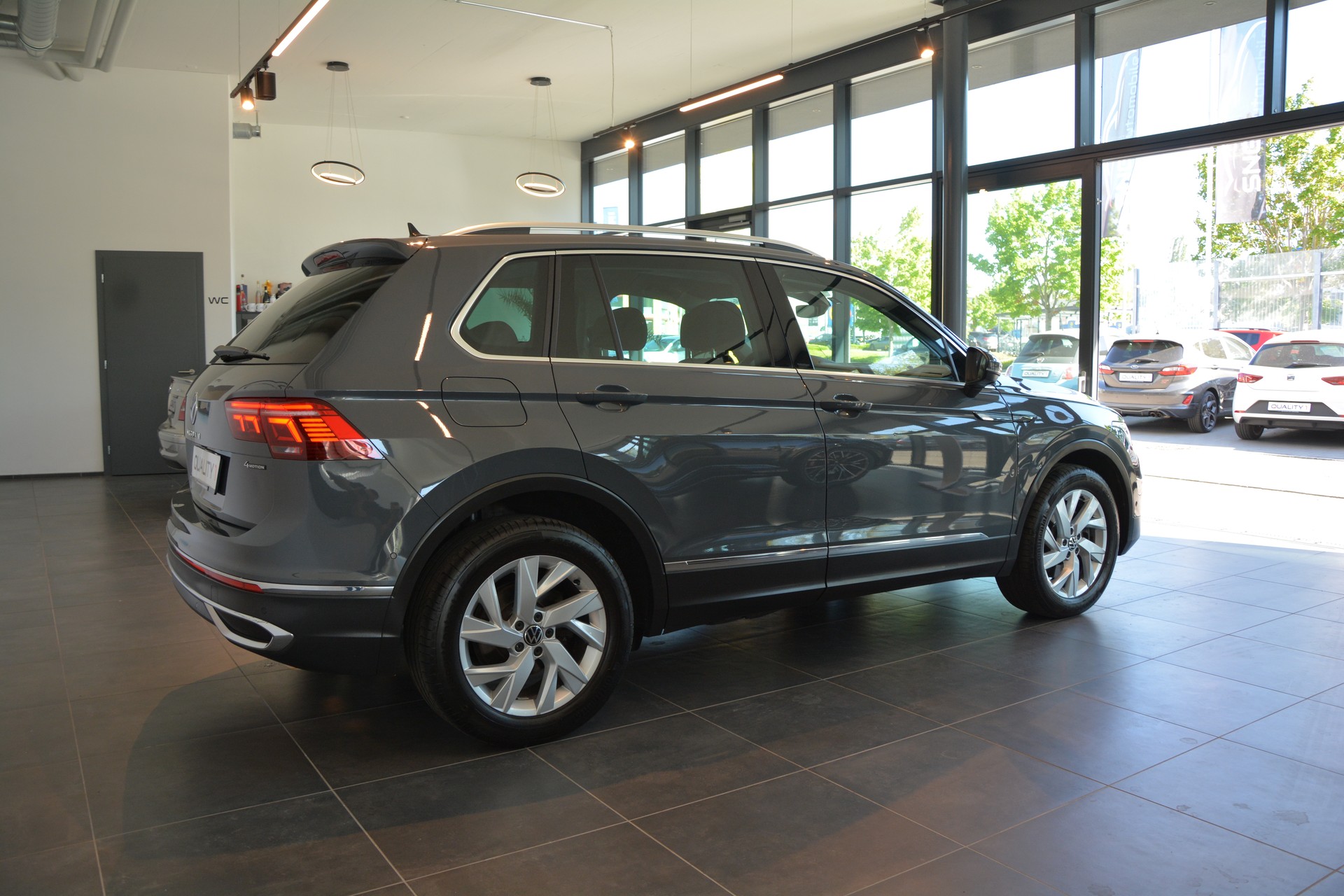 VW Tiguan 2.0TSI Elegance 4Motion DSG-image-6