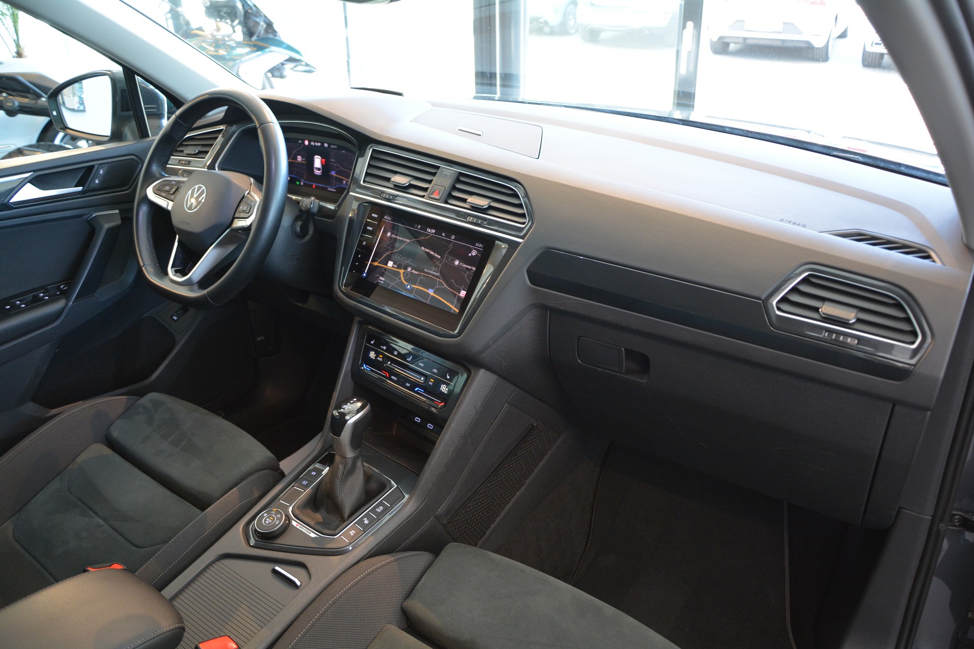 VW Tiguan 2.0TSI Elegance 4Motion DSG-image-12