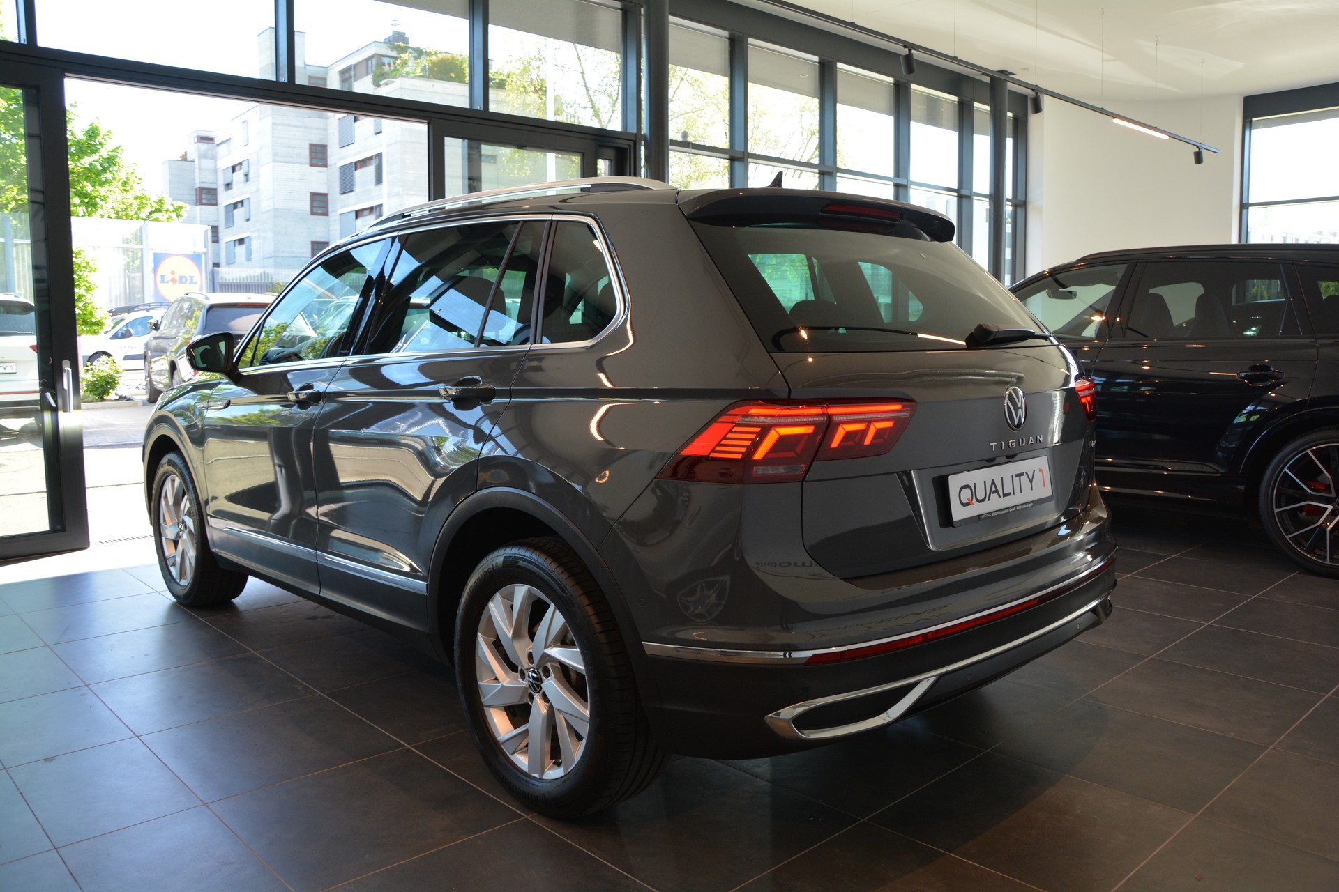 VW Tiguan 2.0TSI Elegance 4Motion DSG-image-3