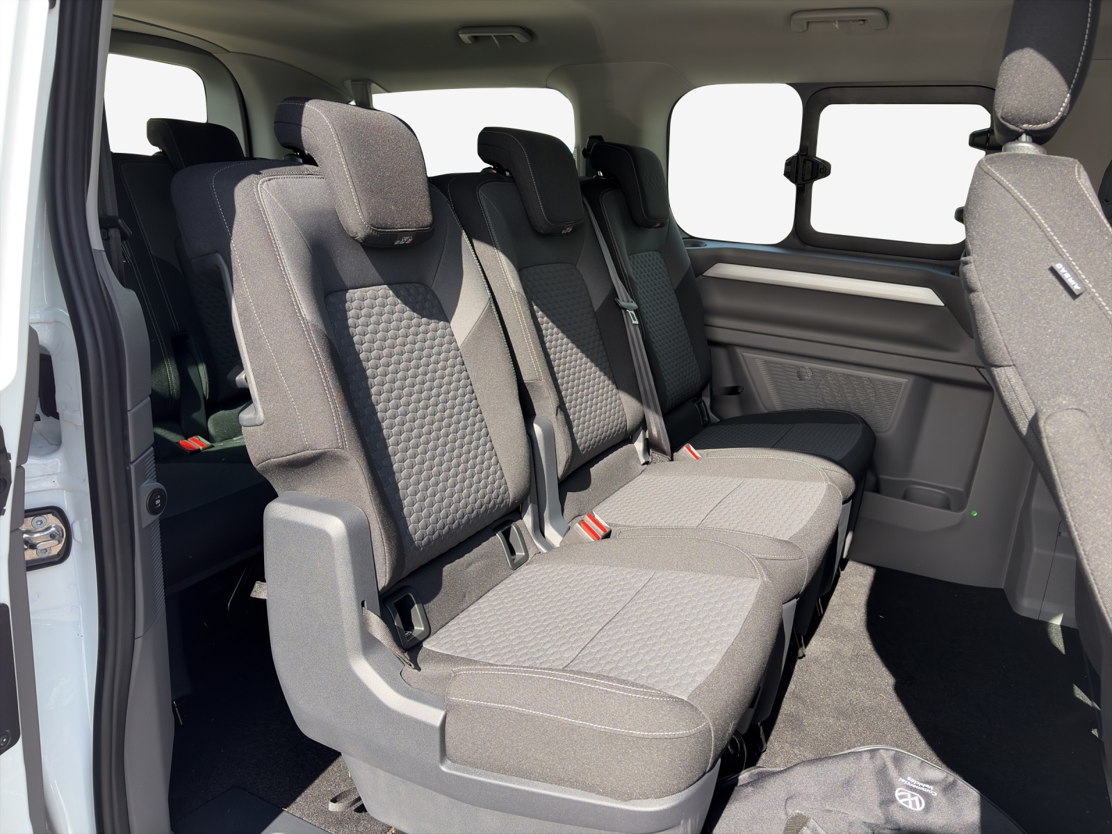 VW Caravelle BEV Life-image-11