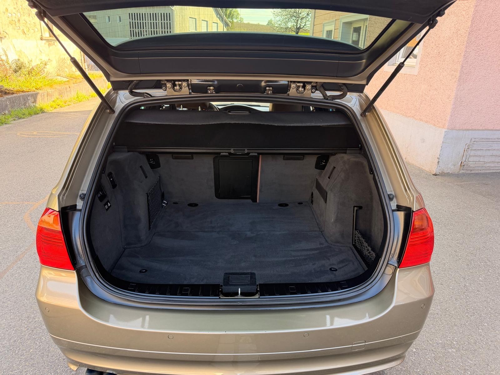 BMW 325xi Touring Automat-image-13