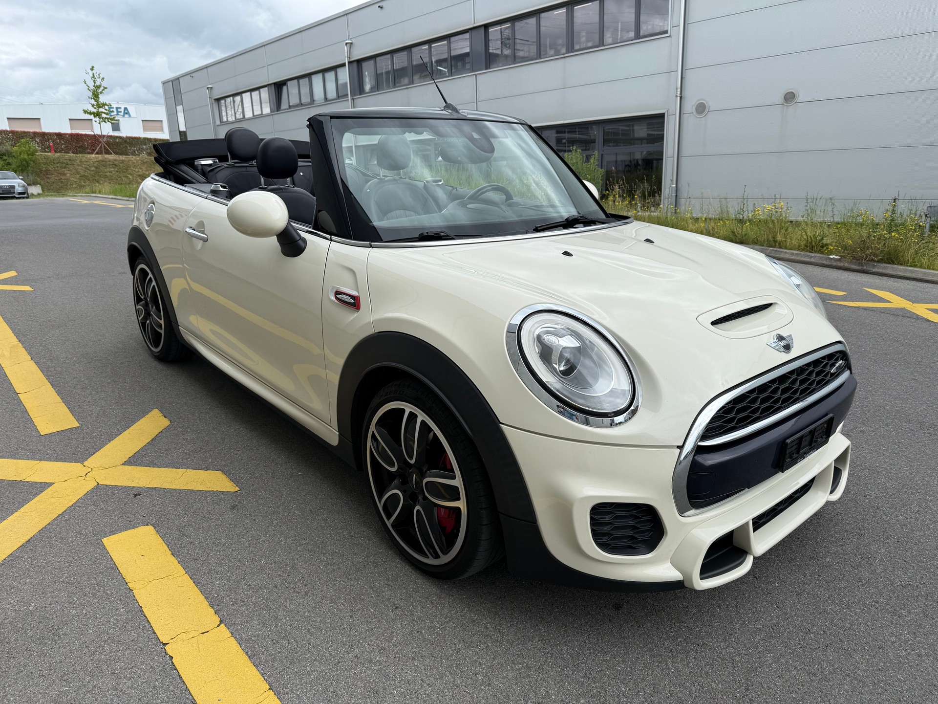 MINI Cooper John Cooper Works Cabriolet Steptronic(M)-image-2