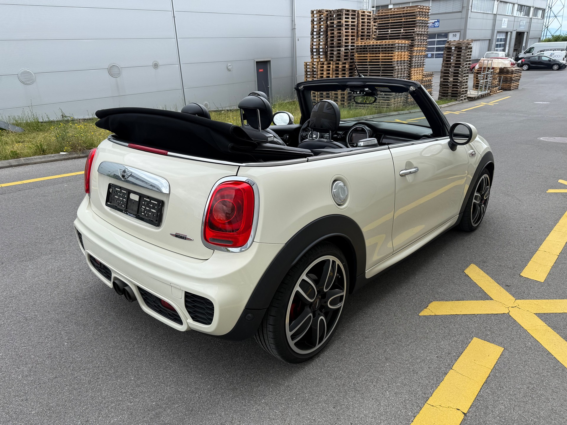 MINI Cooper John Cooper Works Cabriolet Steptronic(M)-image-3